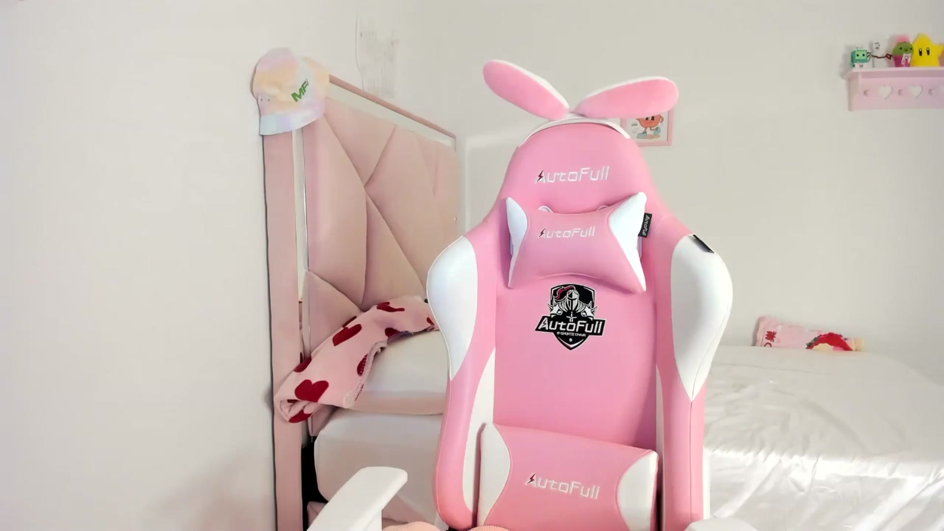 Gallery image thumbnail from Cherrycute666's myfreecams stream on, 06/26/2024, 03:19 image 16 of 20