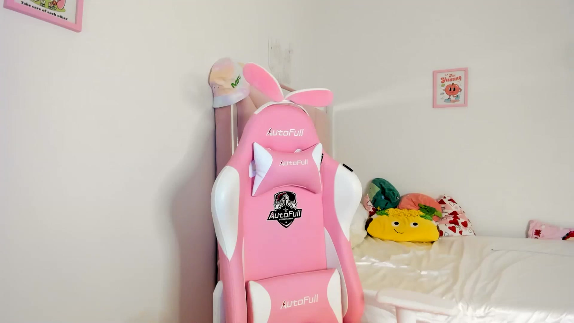 Gallery image thumbnail from Cherrycute666's myfreecams stream on, 06/26/2024, 06:56 image 10 of 20