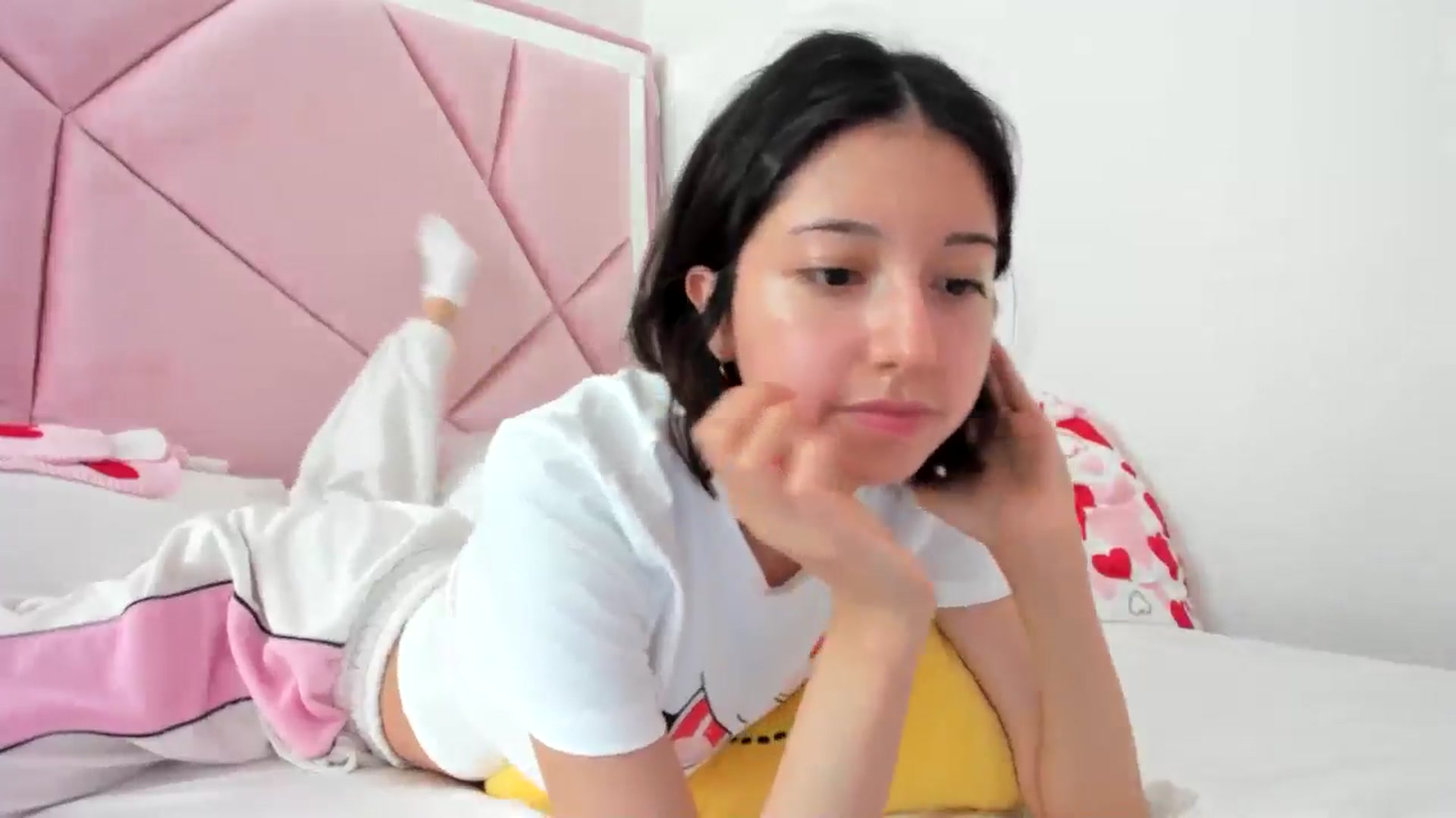 Gallery image thumbnail from Cherrycute666's myfreecams stream on, 06/26/2024, 19:43 image 18 of 20