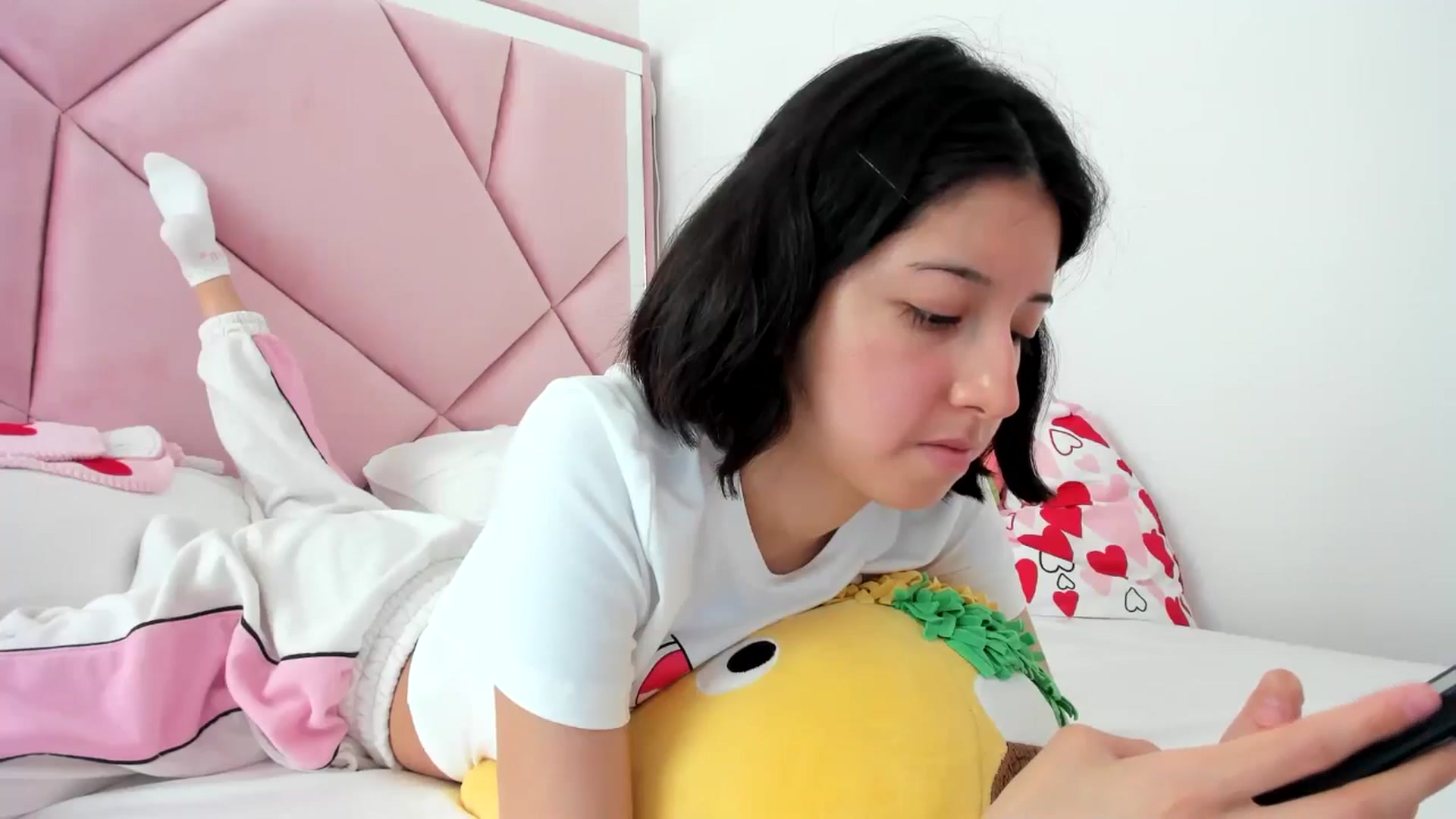Gallery image thumbnail from Cherrycute666's myfreecams stream on, 06/26/2024, 19:43 image 20 of 20