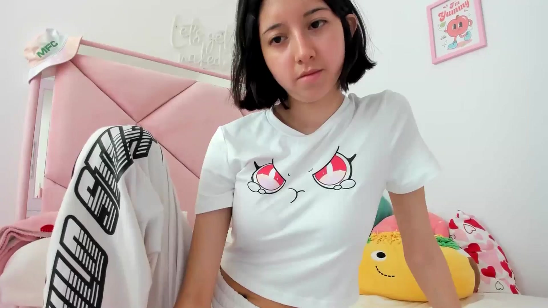 Gallery image thumbnail from Cherrycute666's myfreecams stream on, 06/26/2024, 19:43 image 11 of 20