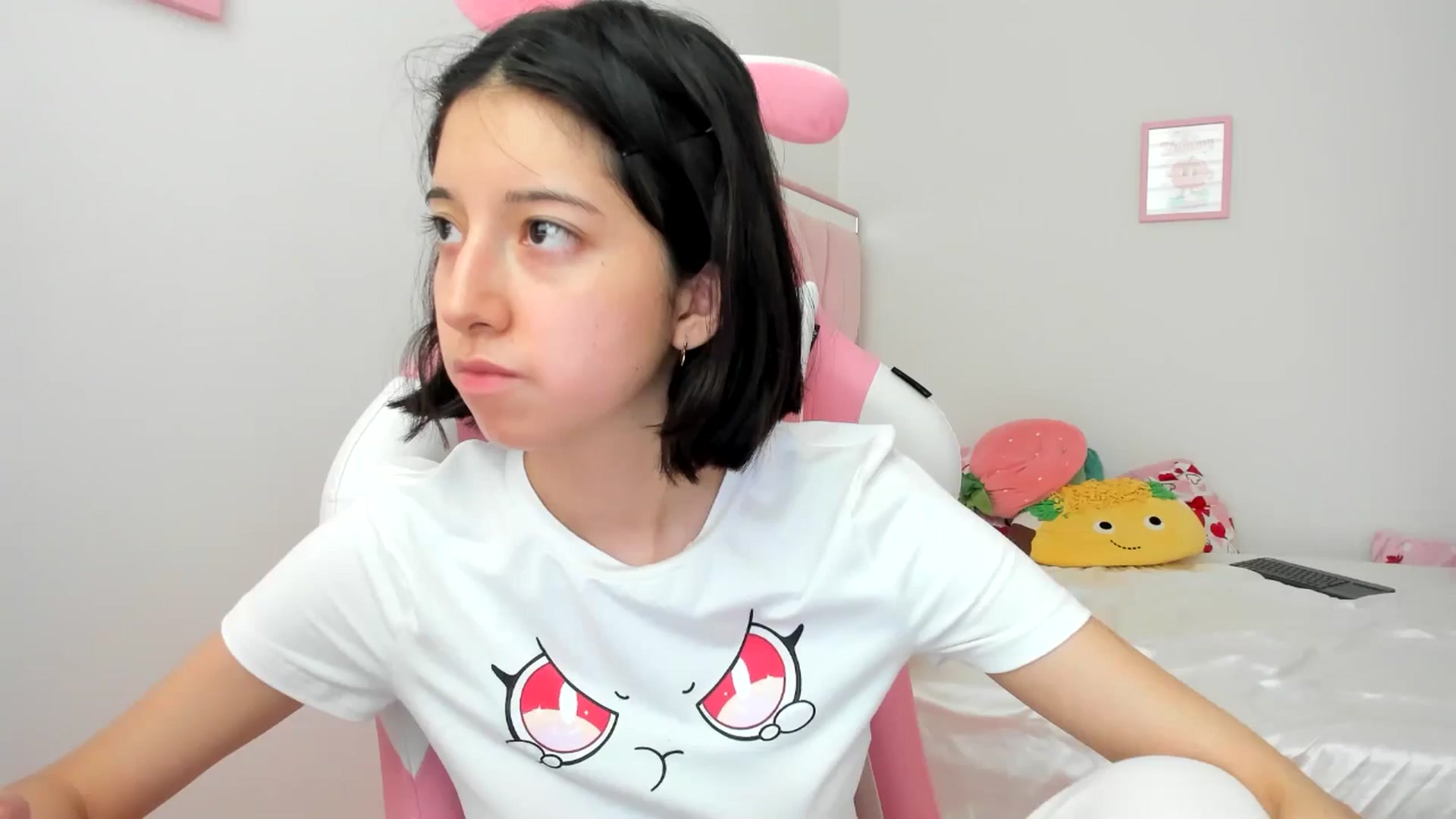 Gallery image thumbnail from Cherrycute666's myfreecams stream on, 06/26/2024, 23:50 image 15 of 20