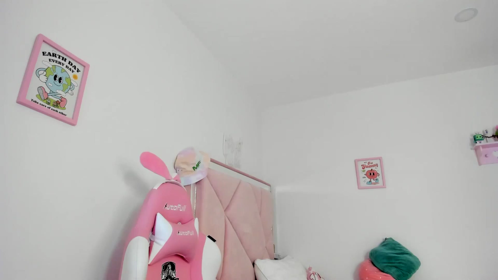 Gallery image thumbnail from Cherrycute666's myfreecams stream on, 06/27/2024, 05:35 image 1 of 20