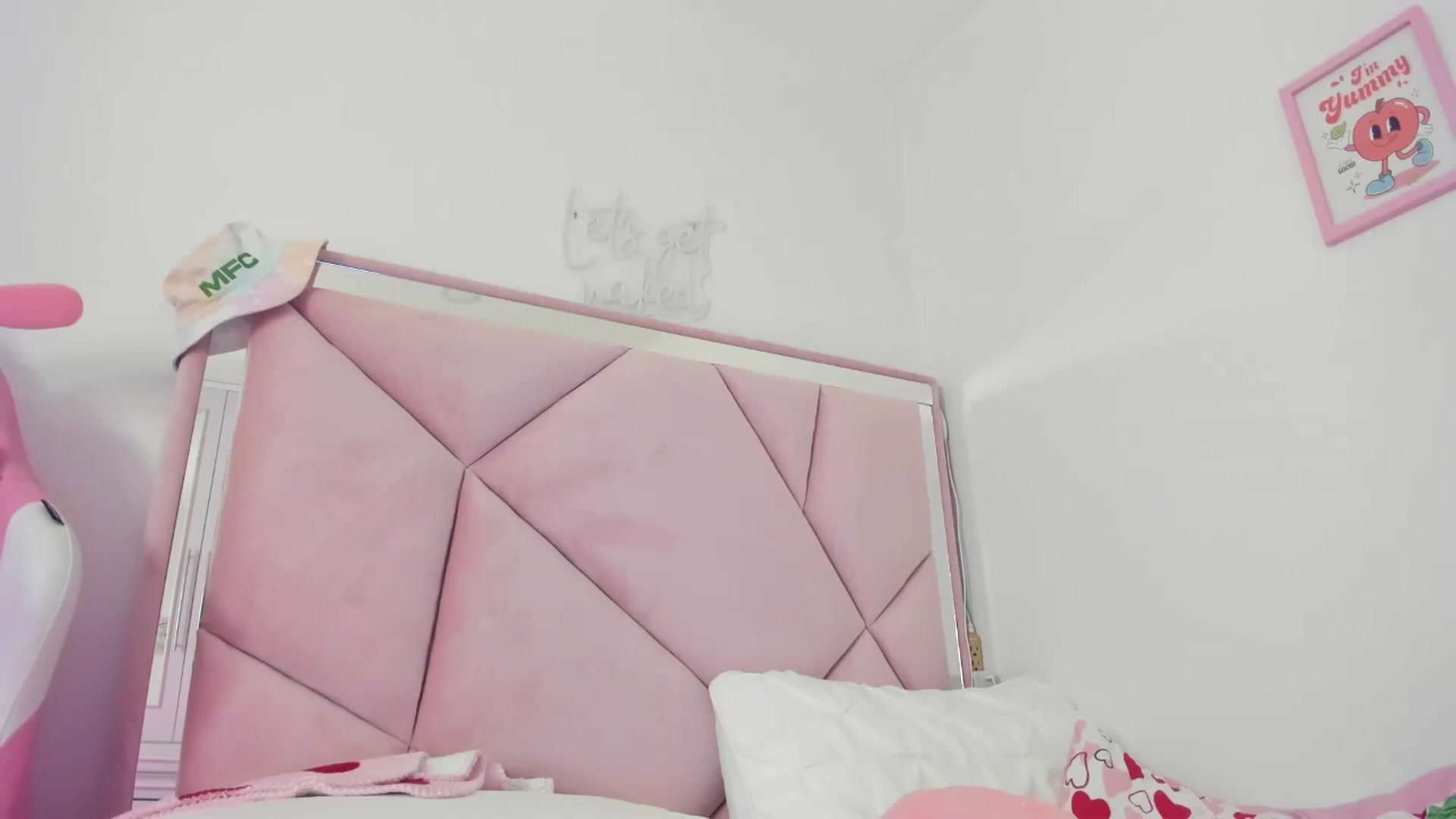 Gallery image thumbnail from Cherrycute666's myfreecams stream on, 06/27/2024, 05:35 image 13 of 20