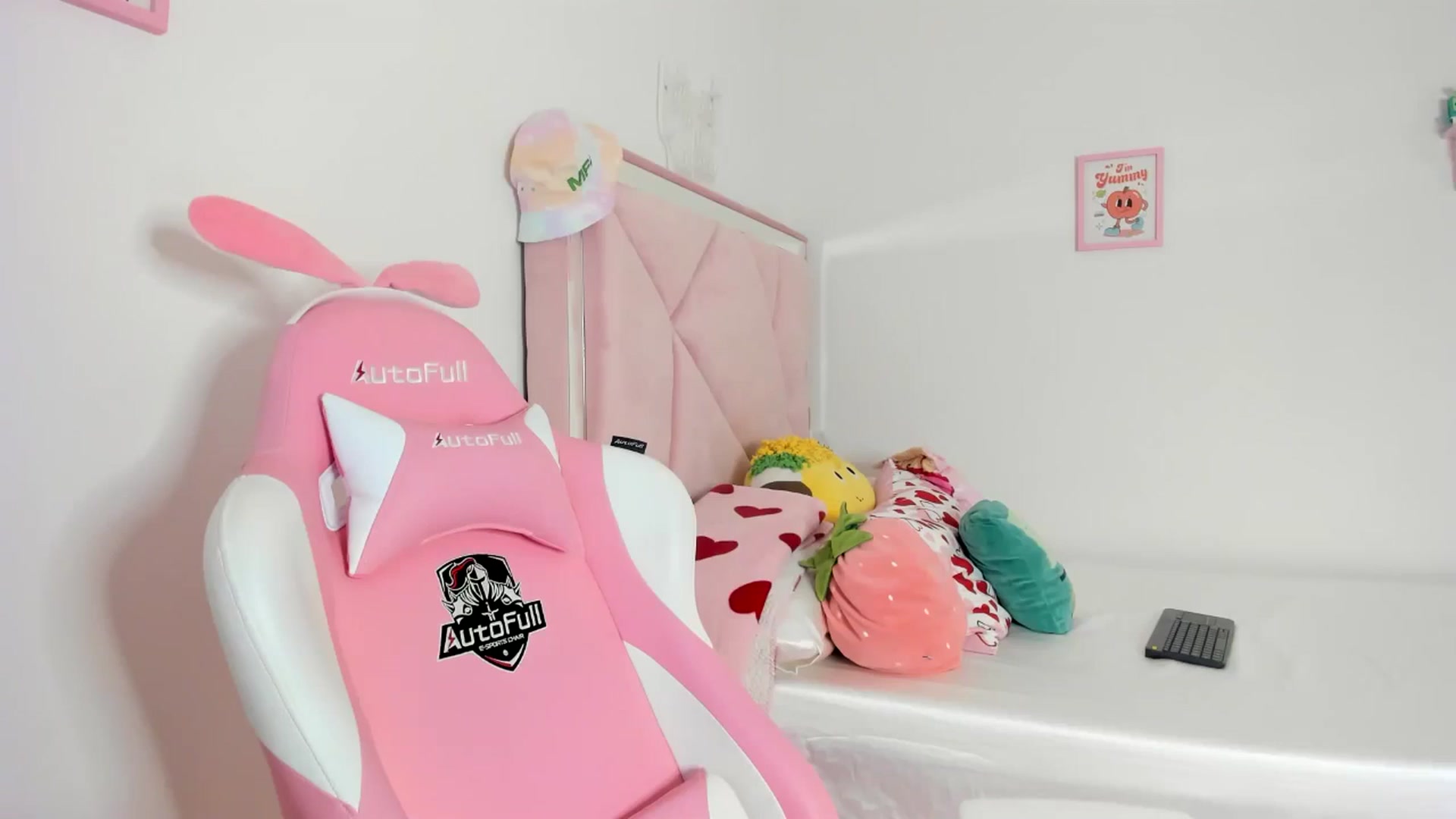 Gallery image thumbnail from Cherrycute666's myfreecams stream on, 07/04/2024, 04:54 image 20 of 20