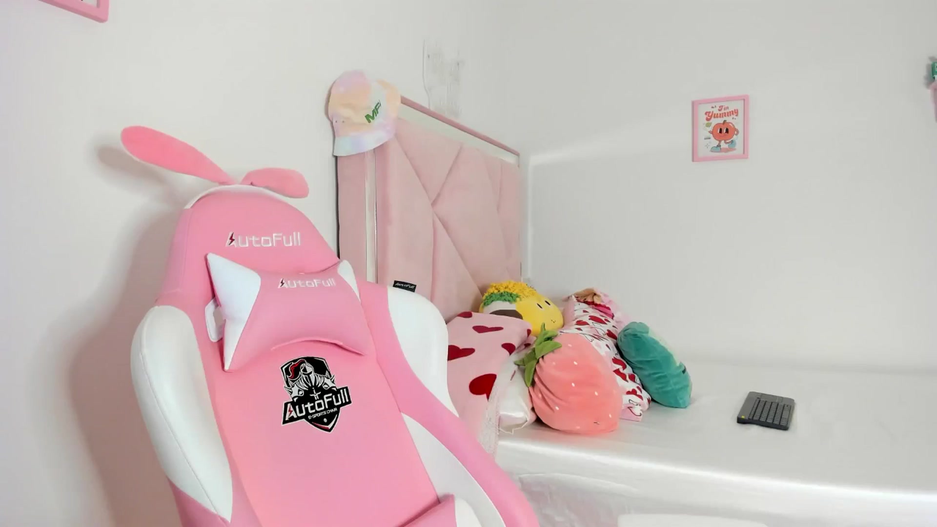 Gallery image thumbnail from Cherrycute666's myfreecams stream on, 07/04/2024, 04:54 image 18 of 20