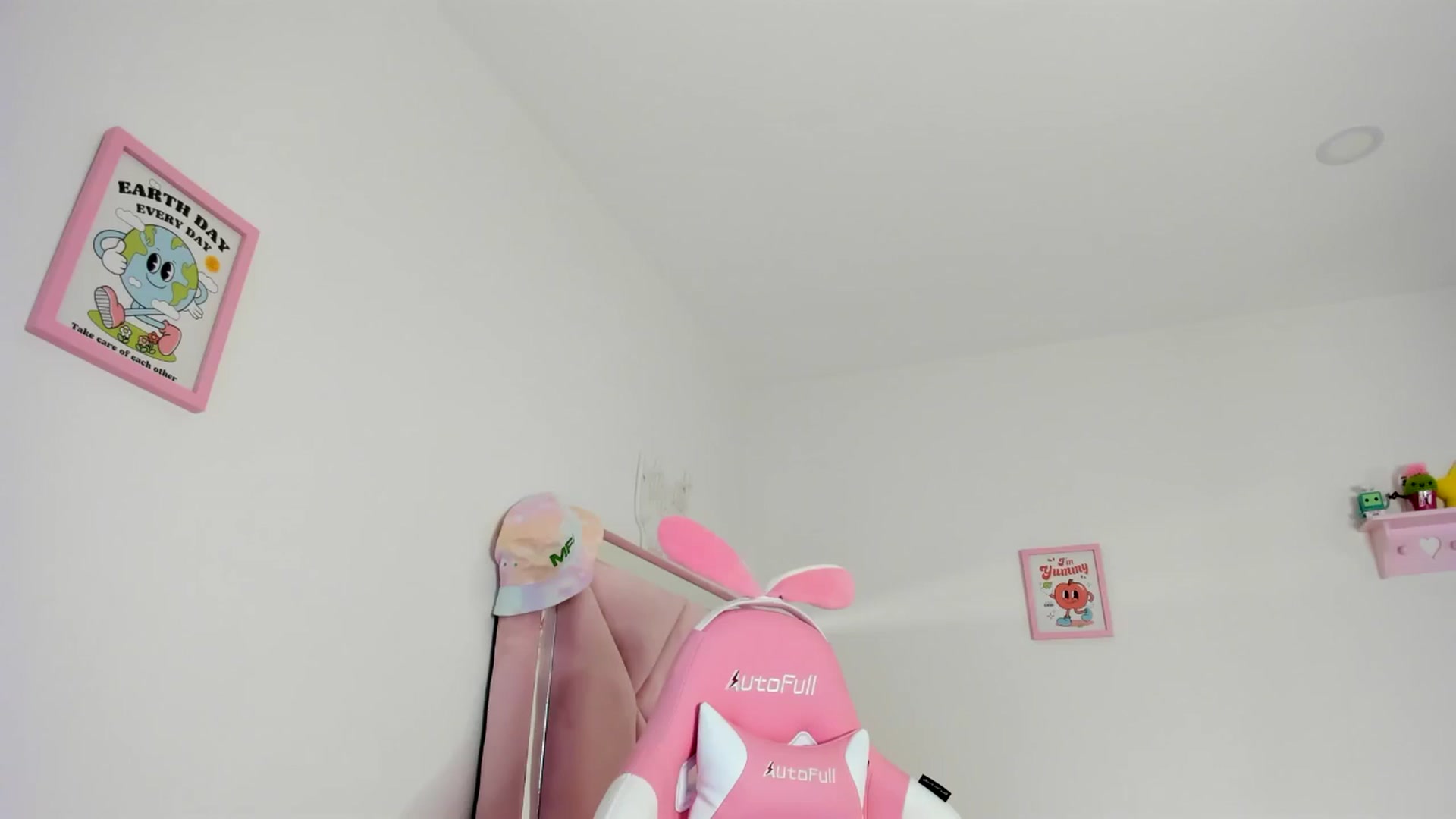Gallery image thumbnail from Cherrycute666's myfreecams stream on, 07/04/2024, 04:54 image 1 of 20