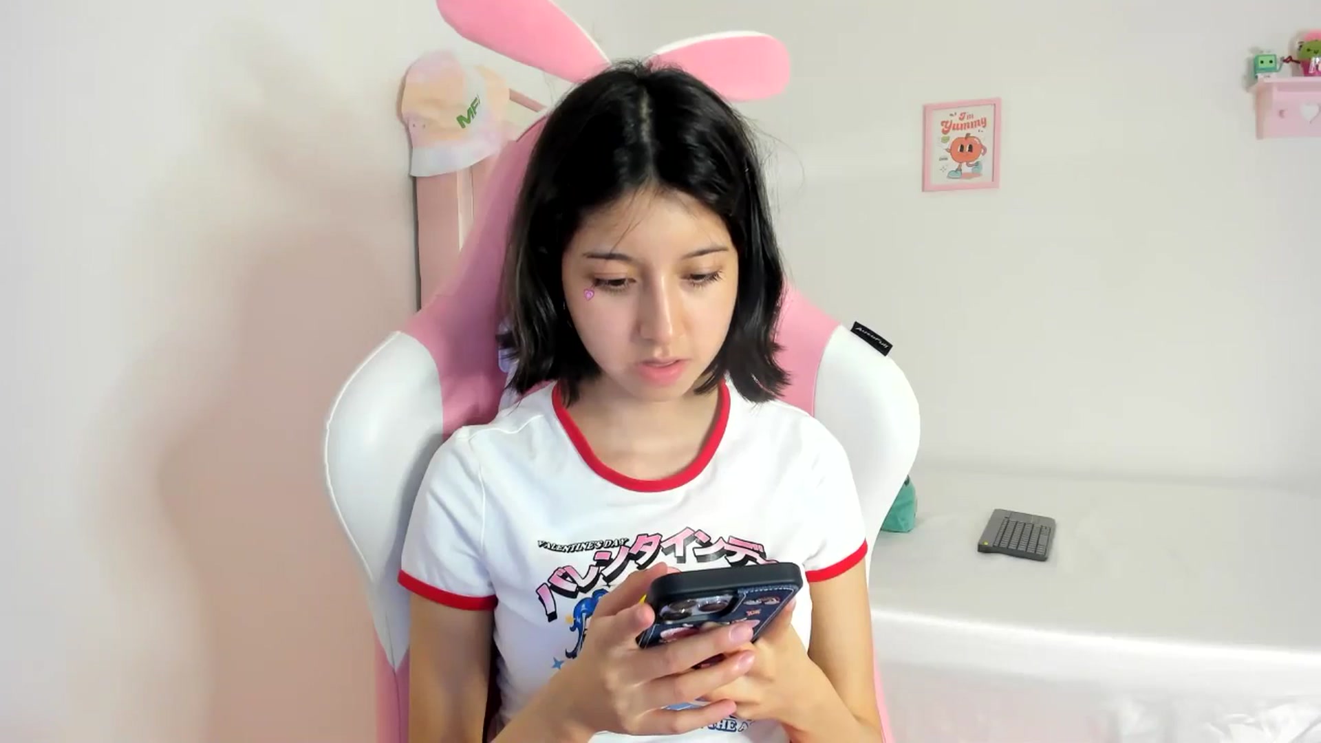 Gallery image thumbnail from Cherrycute666's myfreecams stream on, 07/04/2024, 04:54 image 6 of 20