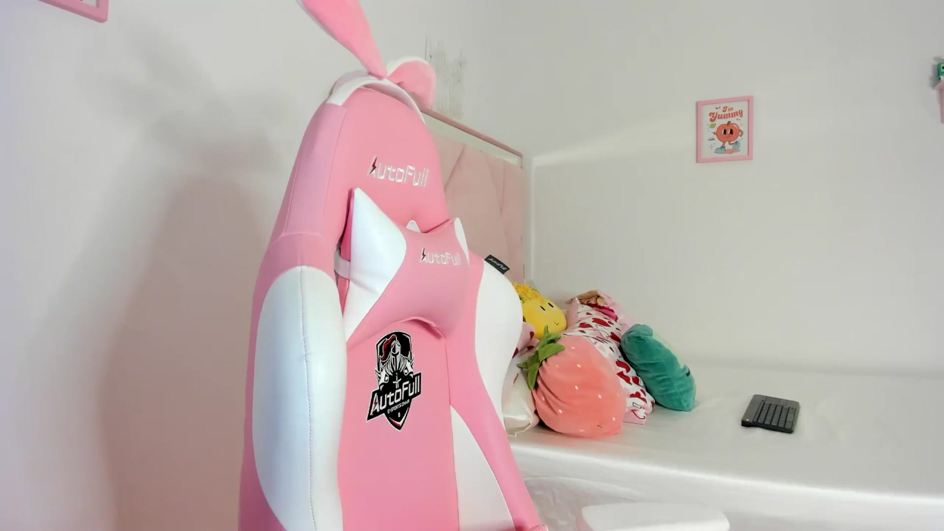 Gallery image thumbnail from Cherrycute666's myfreecams stream on, 07/04/2024, 05:25 image 6 of 20