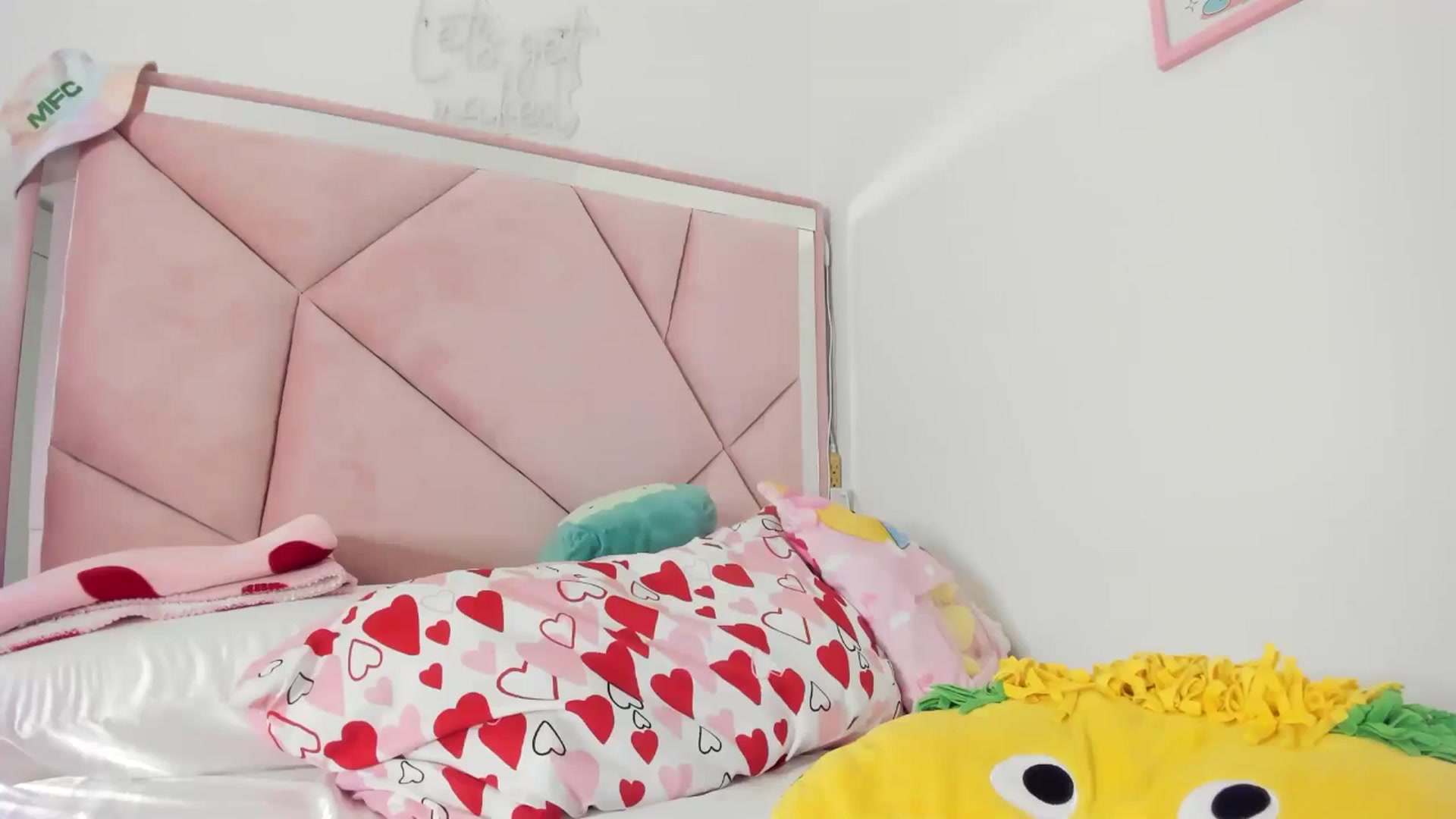 Gallery image thumbnail from Cherrycute666's myfreecams stream on, 07/04/2024, 07:00 image 18 of 20