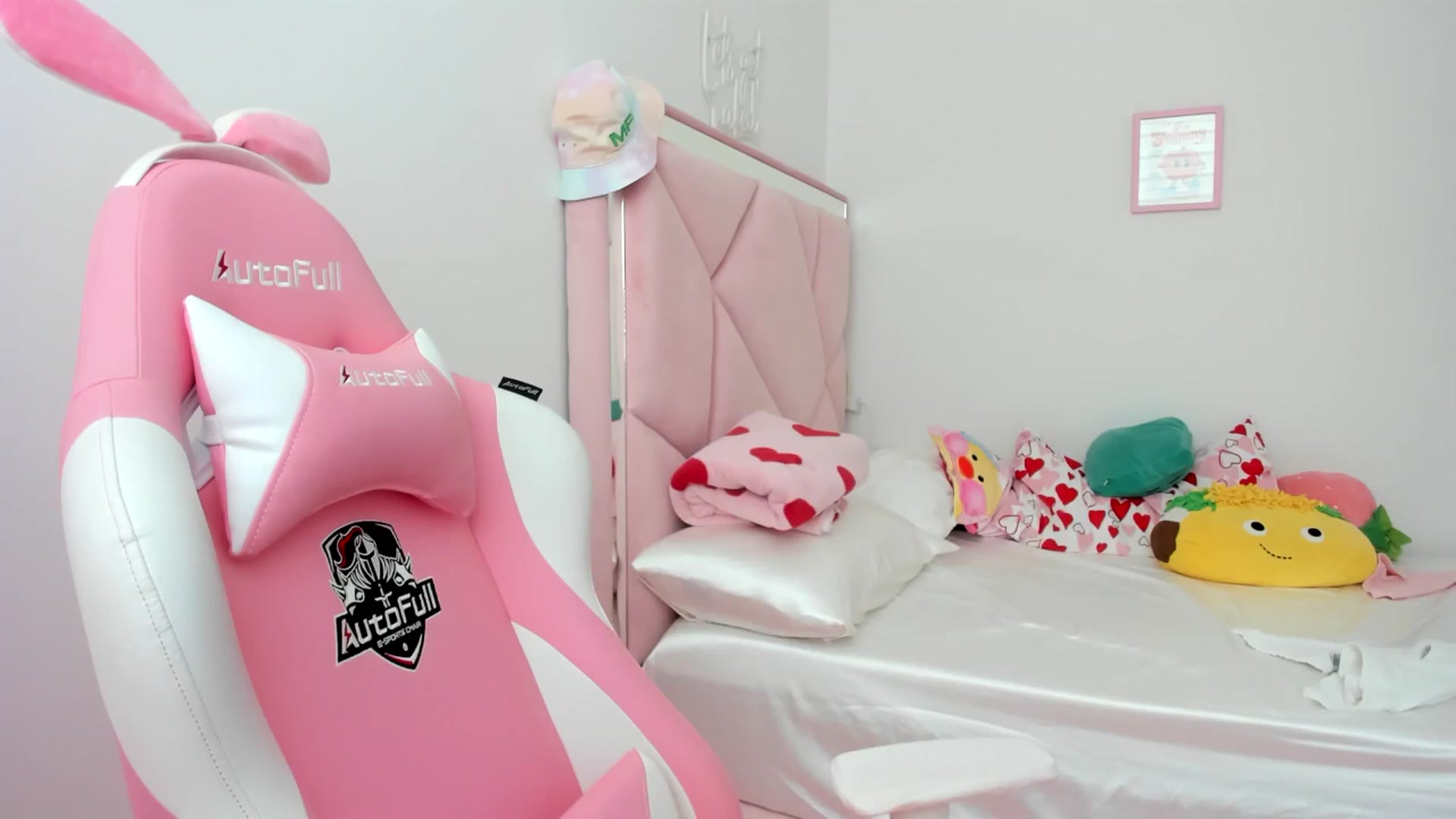 Gallery image thumbnail from Cherrycute666's myfreecams stream on, 07/04/2024, 19:59 image 19 of 20