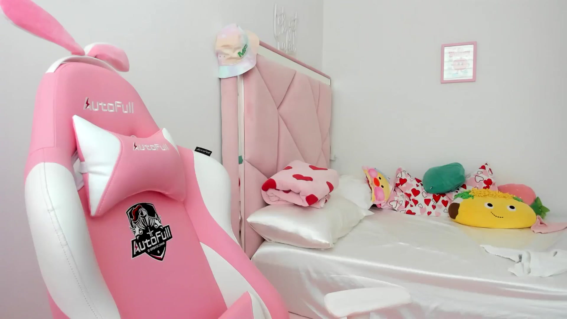 Gallery image thumbnail from Cherrycute666's myfreecams stream on, 07/04/2024, 19:59 image 20 of 20