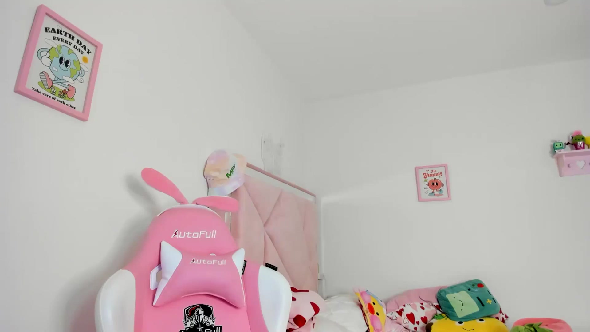 Gallery image thumbnail from Cherrycute666's myfreecams stream on, 07/05/2024, 06:32 image 15 of 20