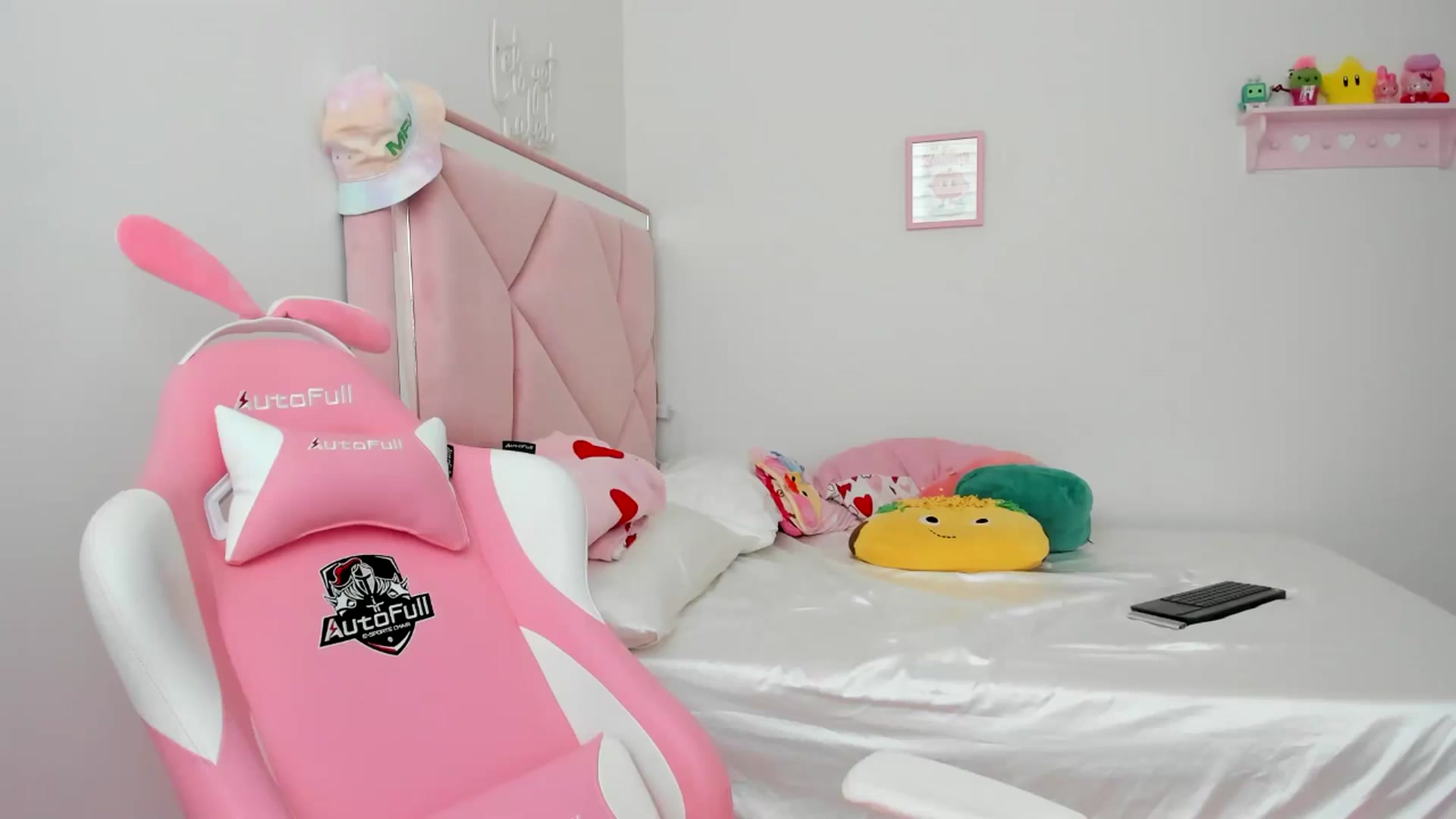 Gallery image thumbnail from Cherrycute666's myfreecams stream on, 07/06/2024, 23:33 image 6 of 20