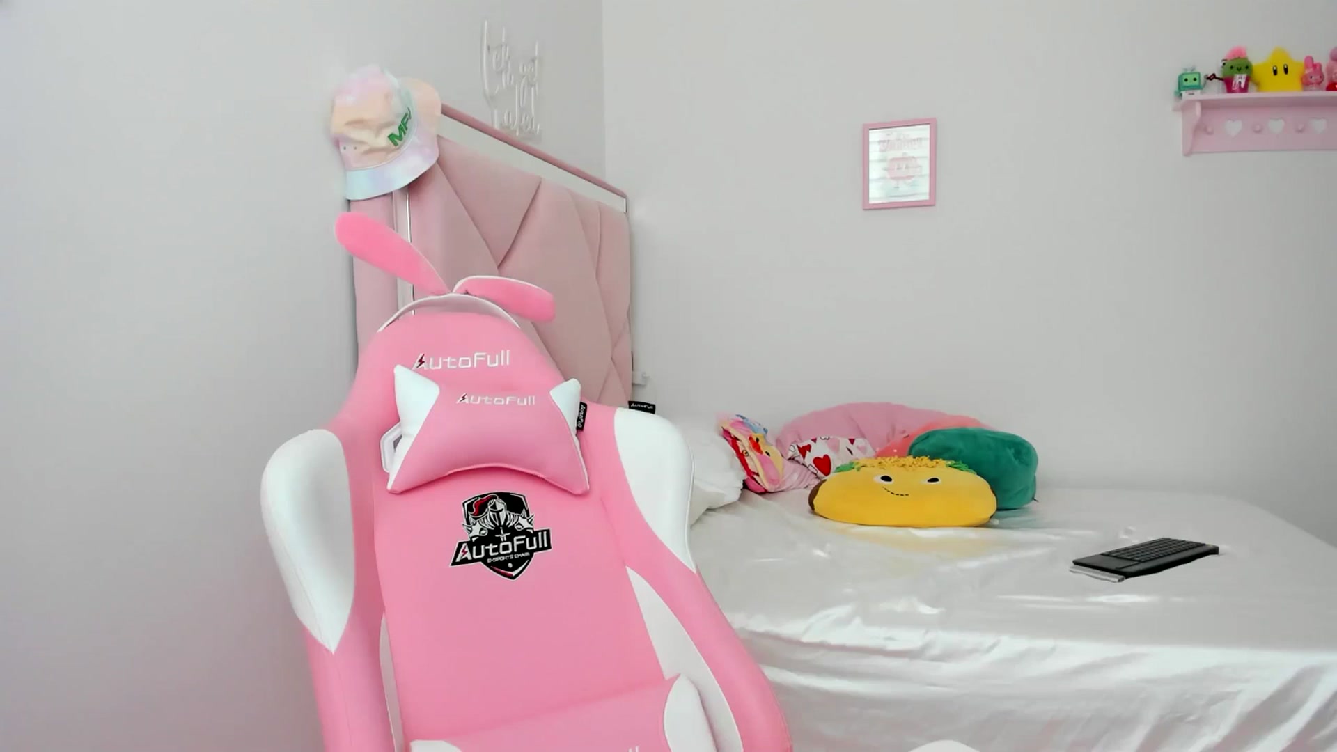 Gallery image thumbnail from Cherrycute666's myfreecams stream on, 07/06/2024, 23:33 image 1 of 20