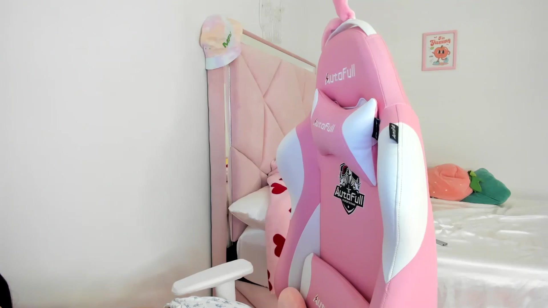 Gallery image thumbnail from Cherrycute666's myfreecams stream on, 07/08/2024, 06:17 image 12 of 20