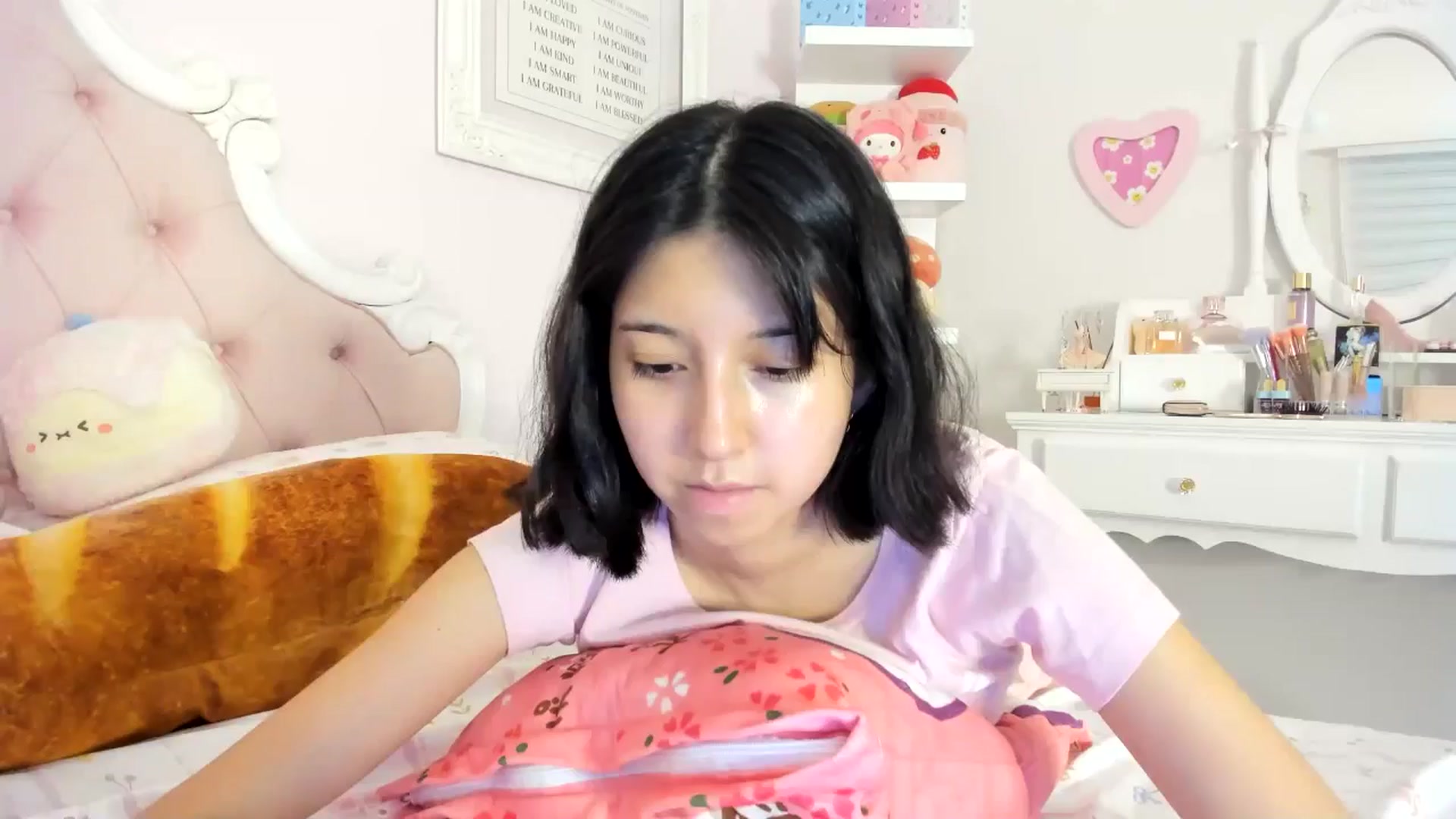 Gallery image thumbnail from Cherrycute666's myfreecams stream on, 07/10/2024, 10:09 image 18 of 20
