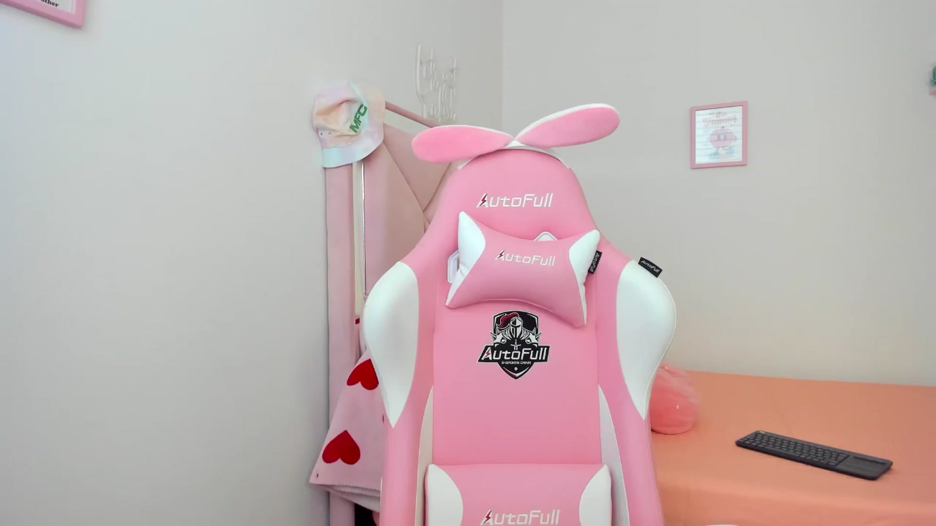 Gallery image thumbnail from Cherrycute666's myfreecams stream on, 07/10/2024, 23:21 image 17 of 20
