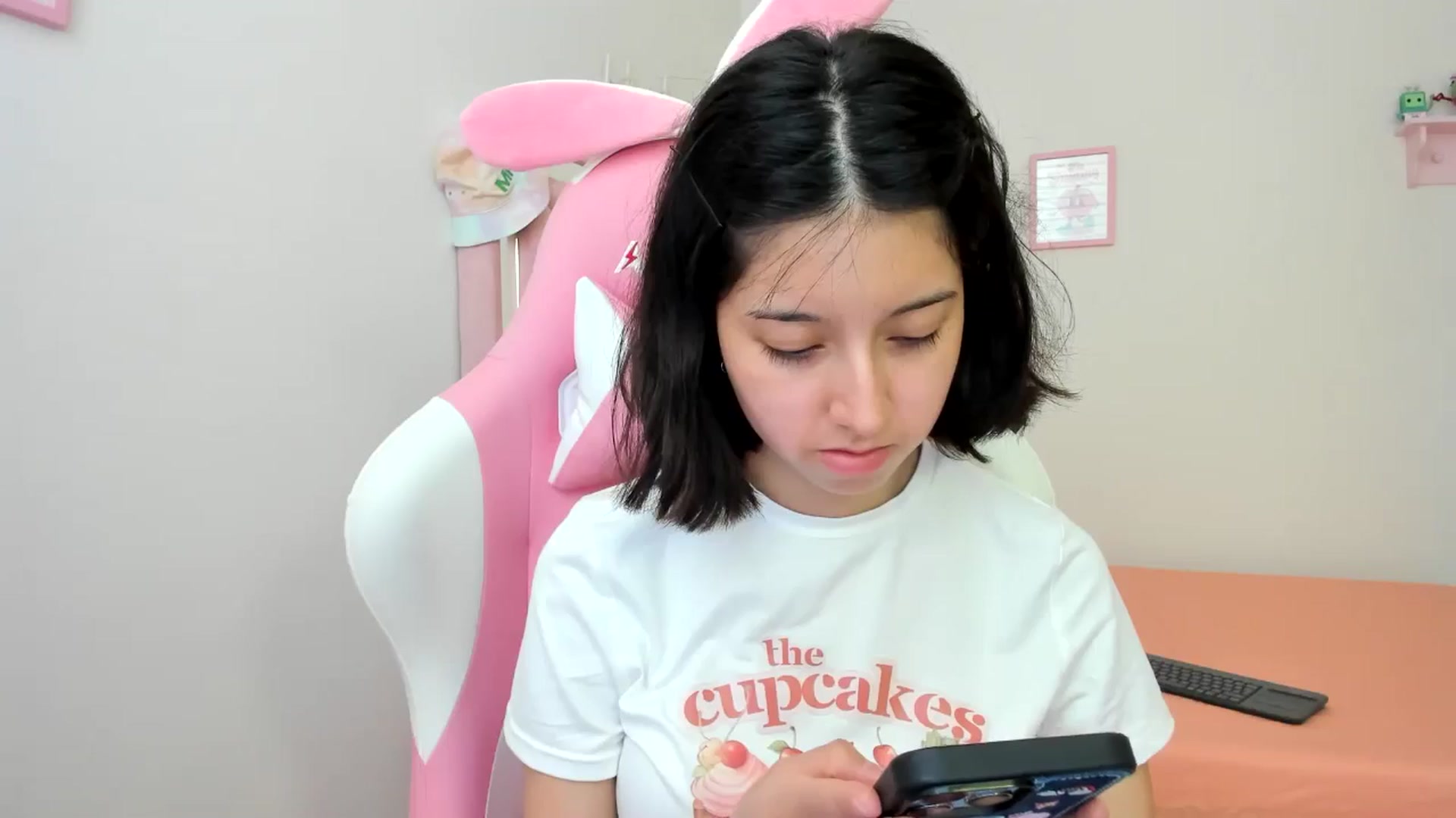 Gallery image thumbnail from Cherrycute666's myfreecams stream on, 07/10/2024, 23:21 image 2 of 20