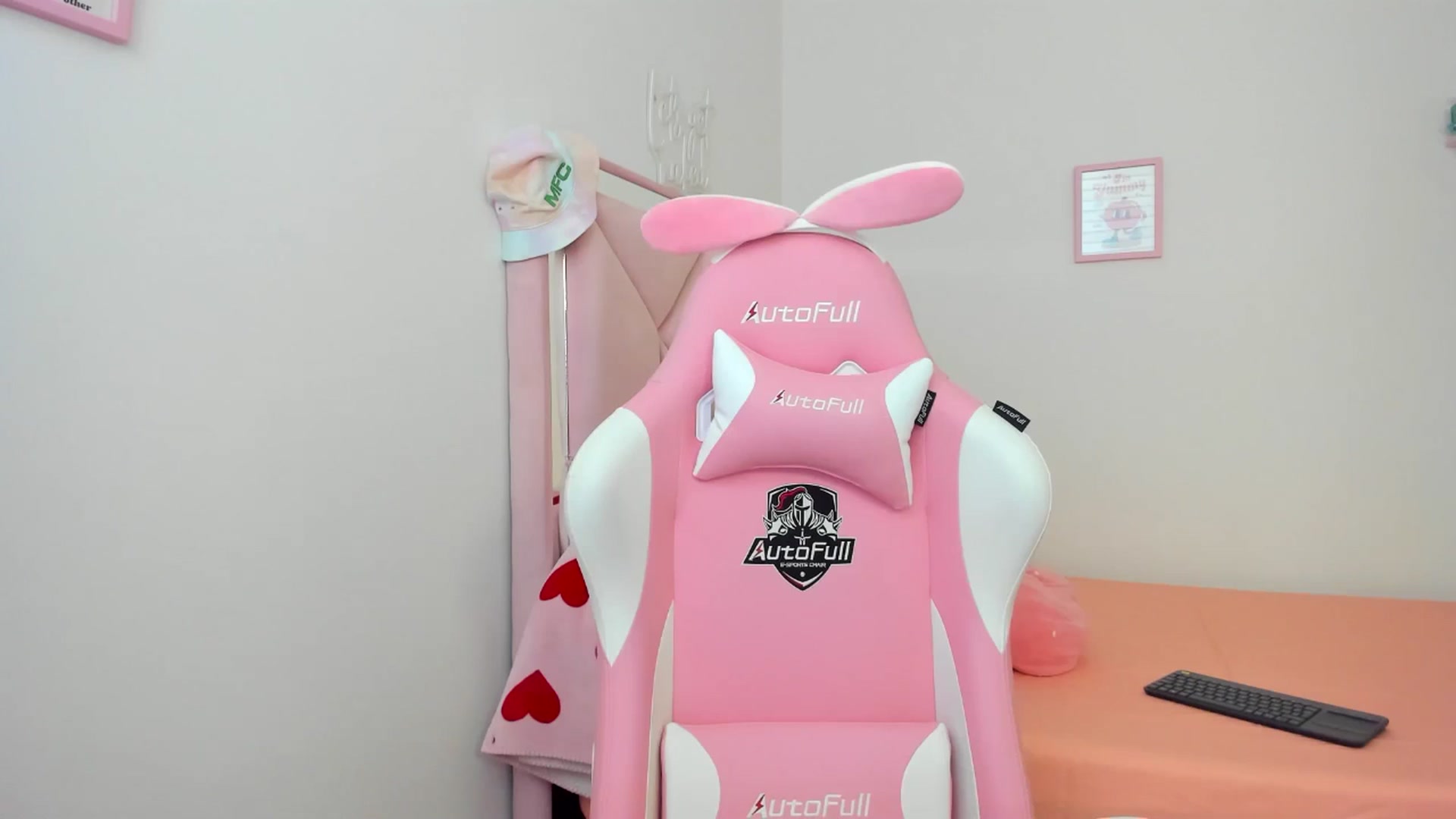 Gallery image thumbnail from Cherrycute666's myfreecams stream on, 07/10/2024, 23:21 image 18 of 20