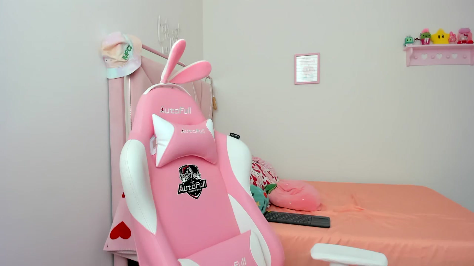 Gallery image thumbnail from Cherrycute666's myfreecams stream on, 07/11/2024, 18:51 image 17 of 20