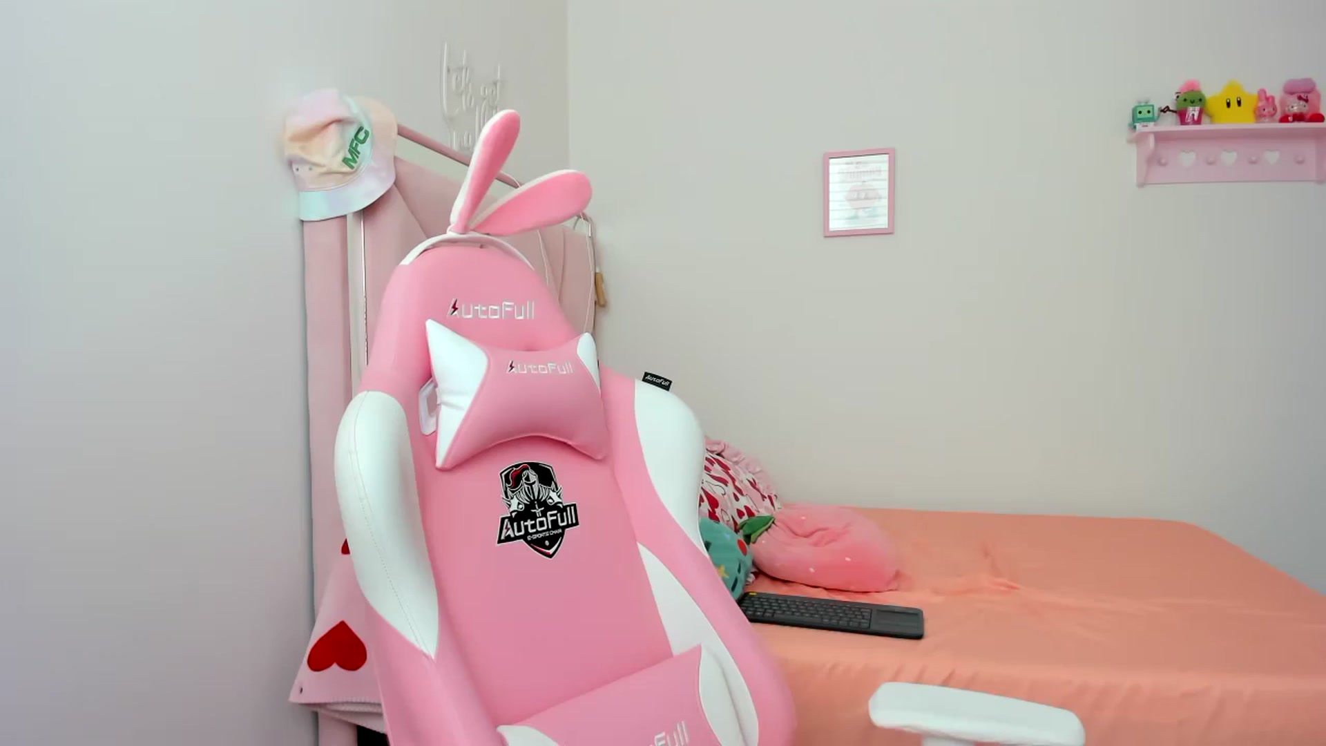 Gallery image thumbnail from Cherrycute666's myfreecams stream on, 07/11/2024, 18:51 image 18 of 20