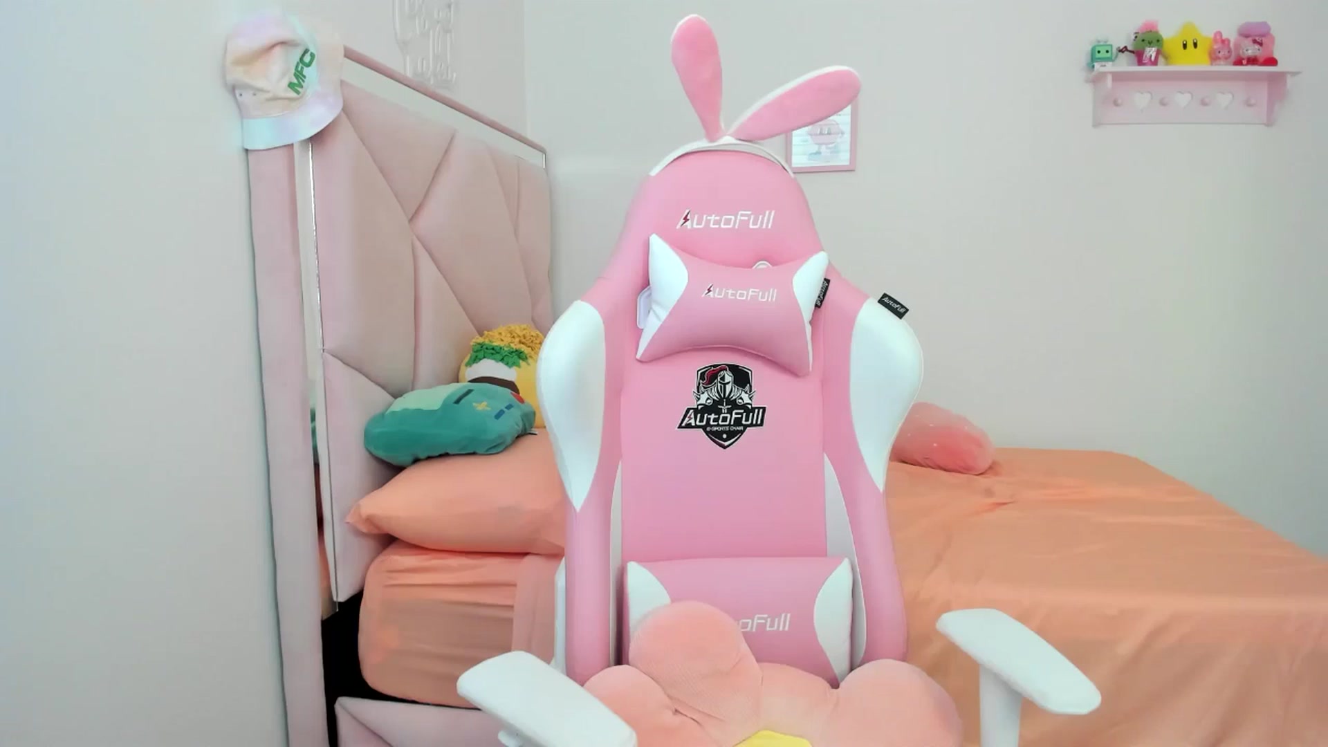 Gallery image thumbnail from Cherrycute666's myfreecams stream on, 07/13/2024, 24:46 image 5 of 20
