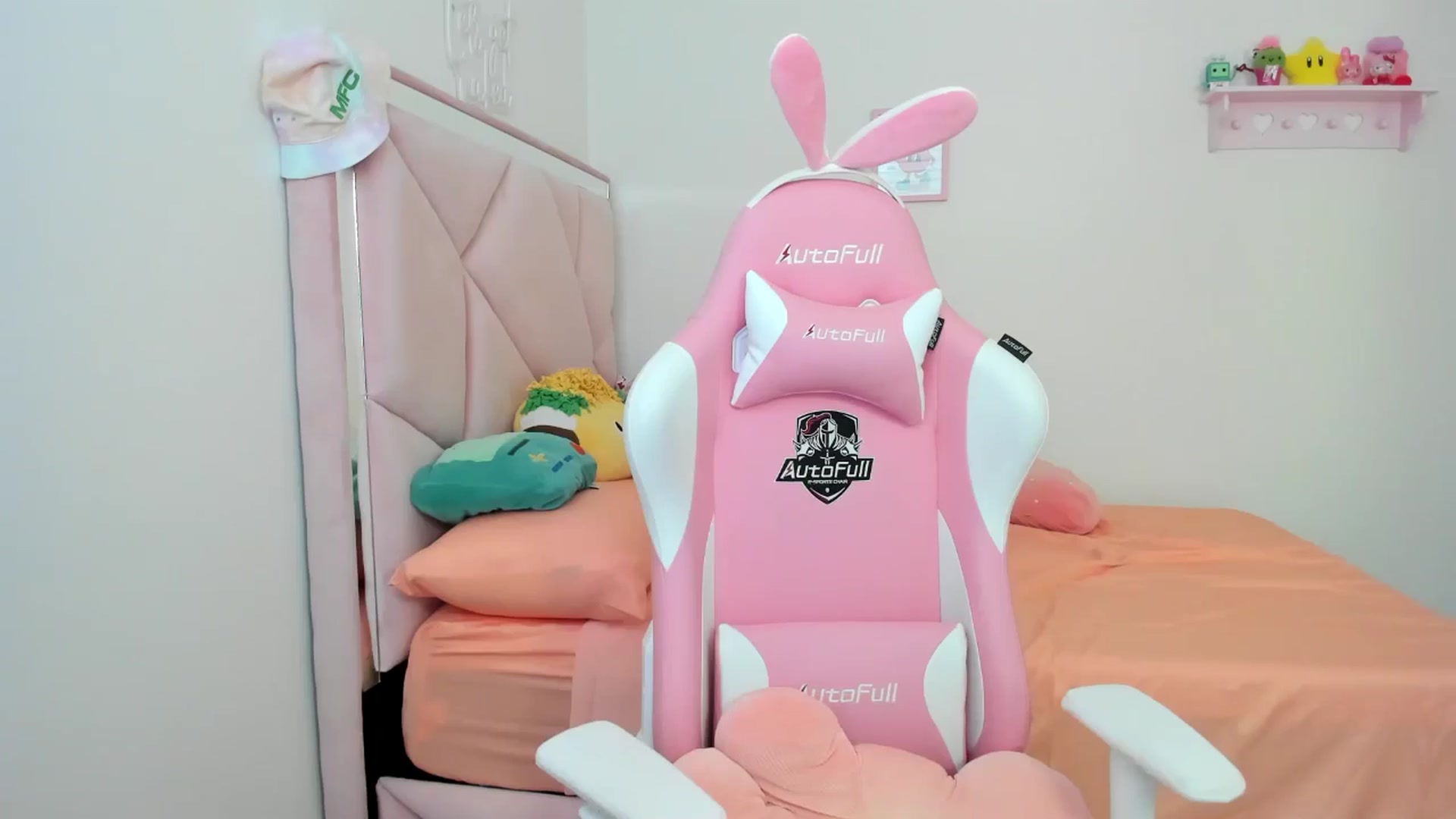 Gallery image thumbnail from Cherrycute666's myfreecams stream on, 07/13/2024, 24:46 image 9 of 20