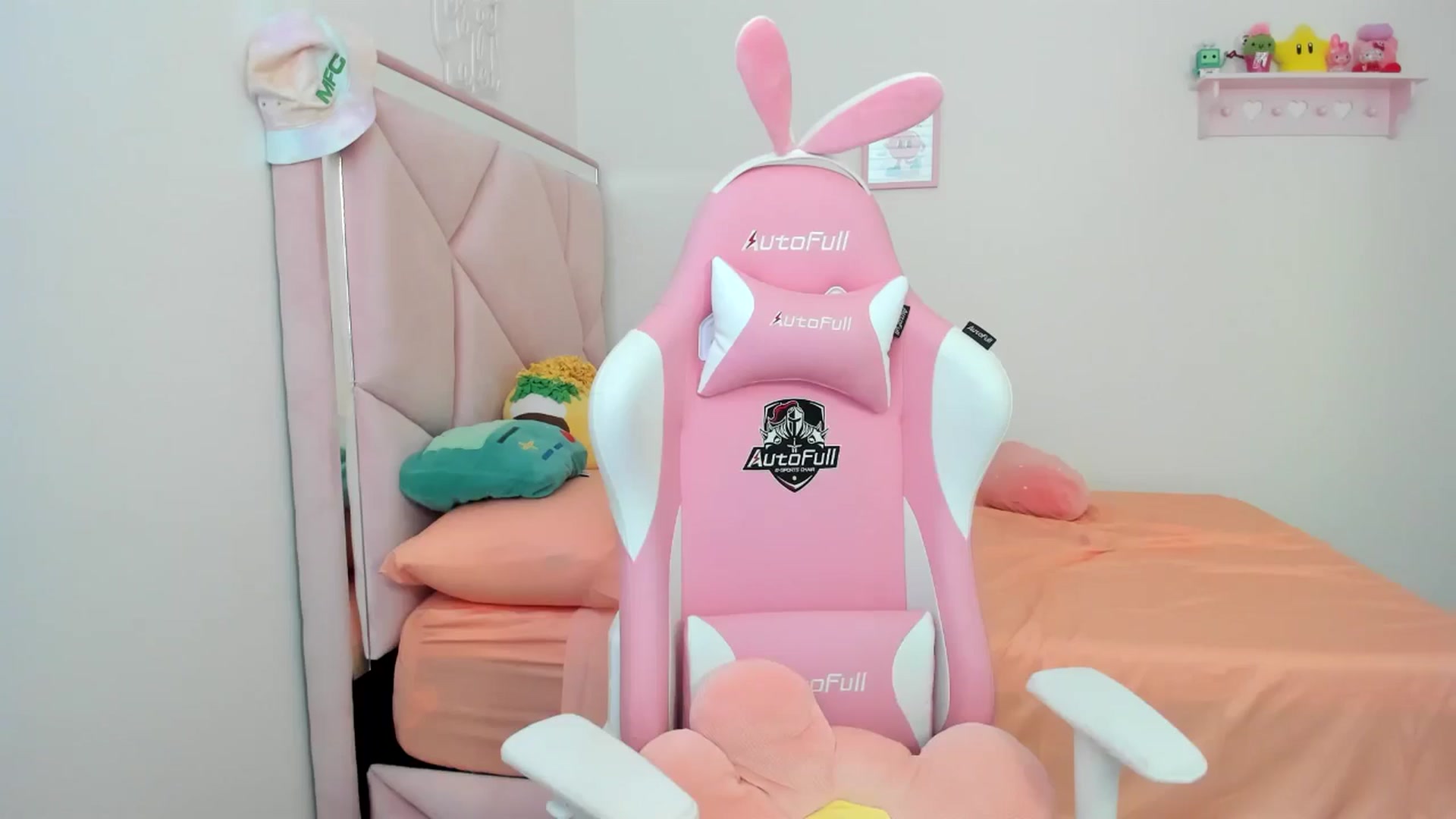 Gallery image thumbnail from Cherrycute666's myfreecams stream on, 07/13/2024, 24:46 image 6 of 20