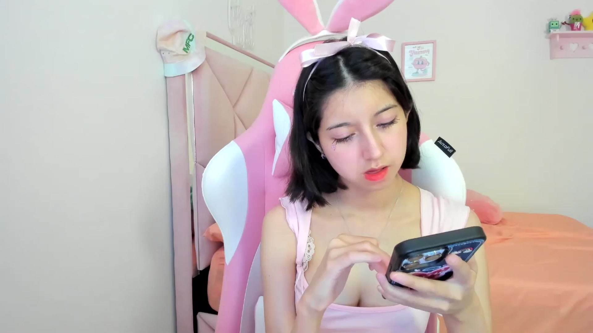 Gallery image thumbnail from Cherrycute666's myfreecams stream on, 07/13/2024, 24:46 image 15 of 20