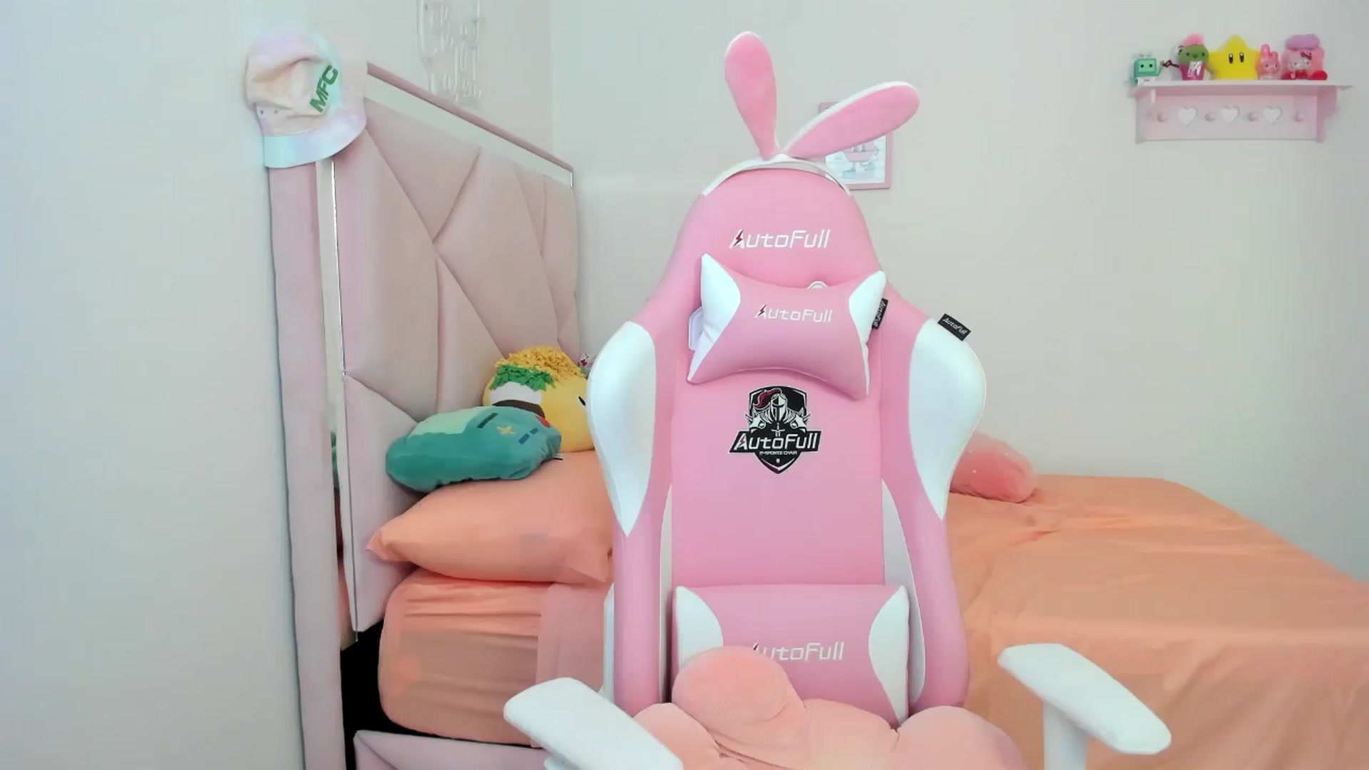 Gallery image thumbnail from Cherrycute666's myfreecams stream on, 07/13/2024, 24:46 image 10 of 20