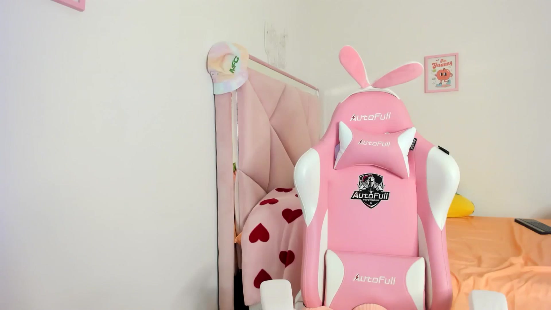 Gallery image thumbnail from Cherrycute666's myfreecams stream on, 07/14/2024, 11:13 image 12 of 20