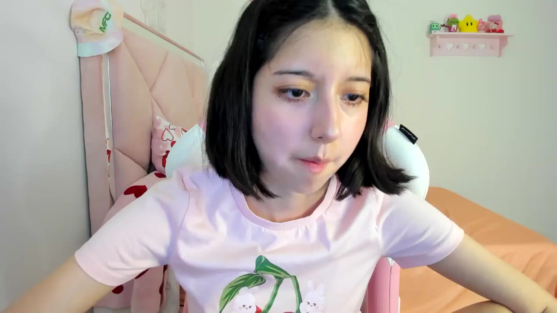 Gallery image thumbnail from Cherrycute666's myfreecams stream on, 07/17/2024, 24:32 image 11 of 20