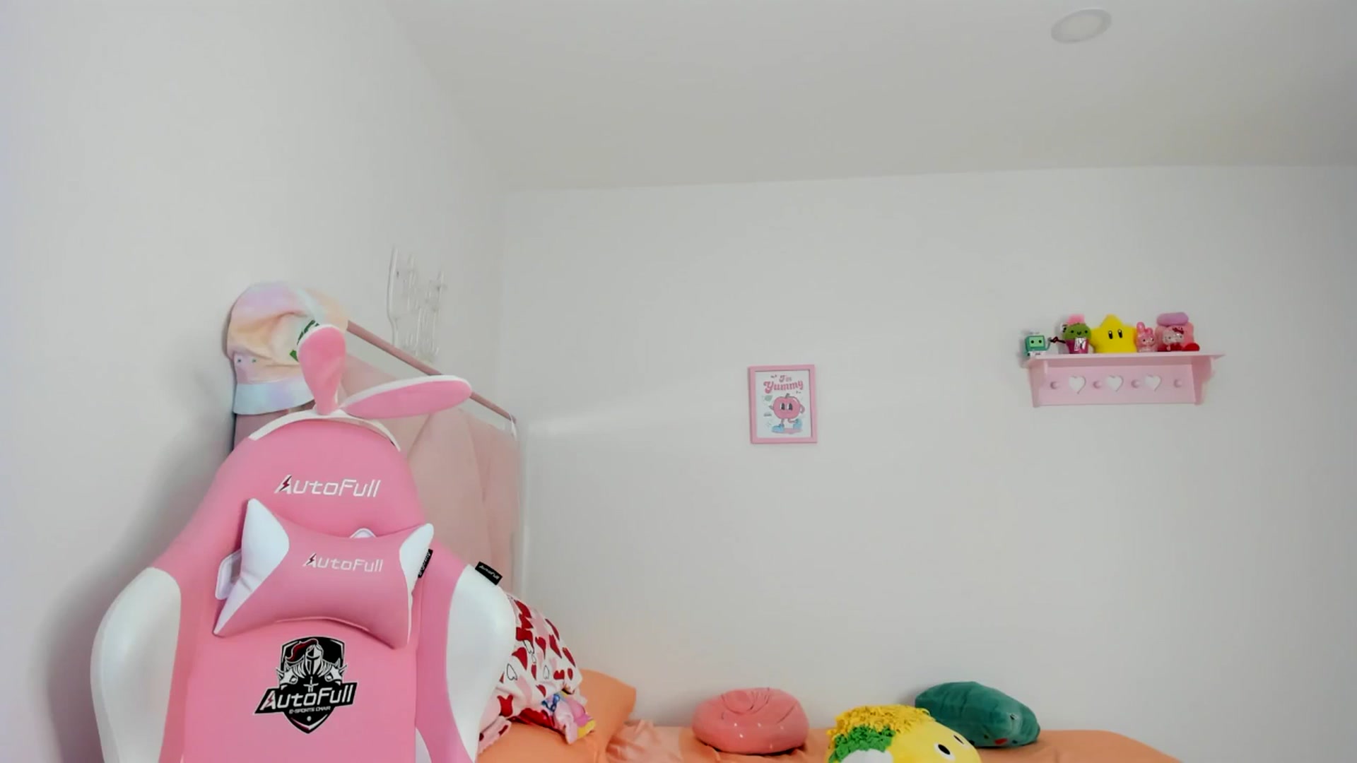 Gallery image thumbnail from Cherrycute666's myfreecams stream on, 07/17/2024, 24:32 image 8 of 20