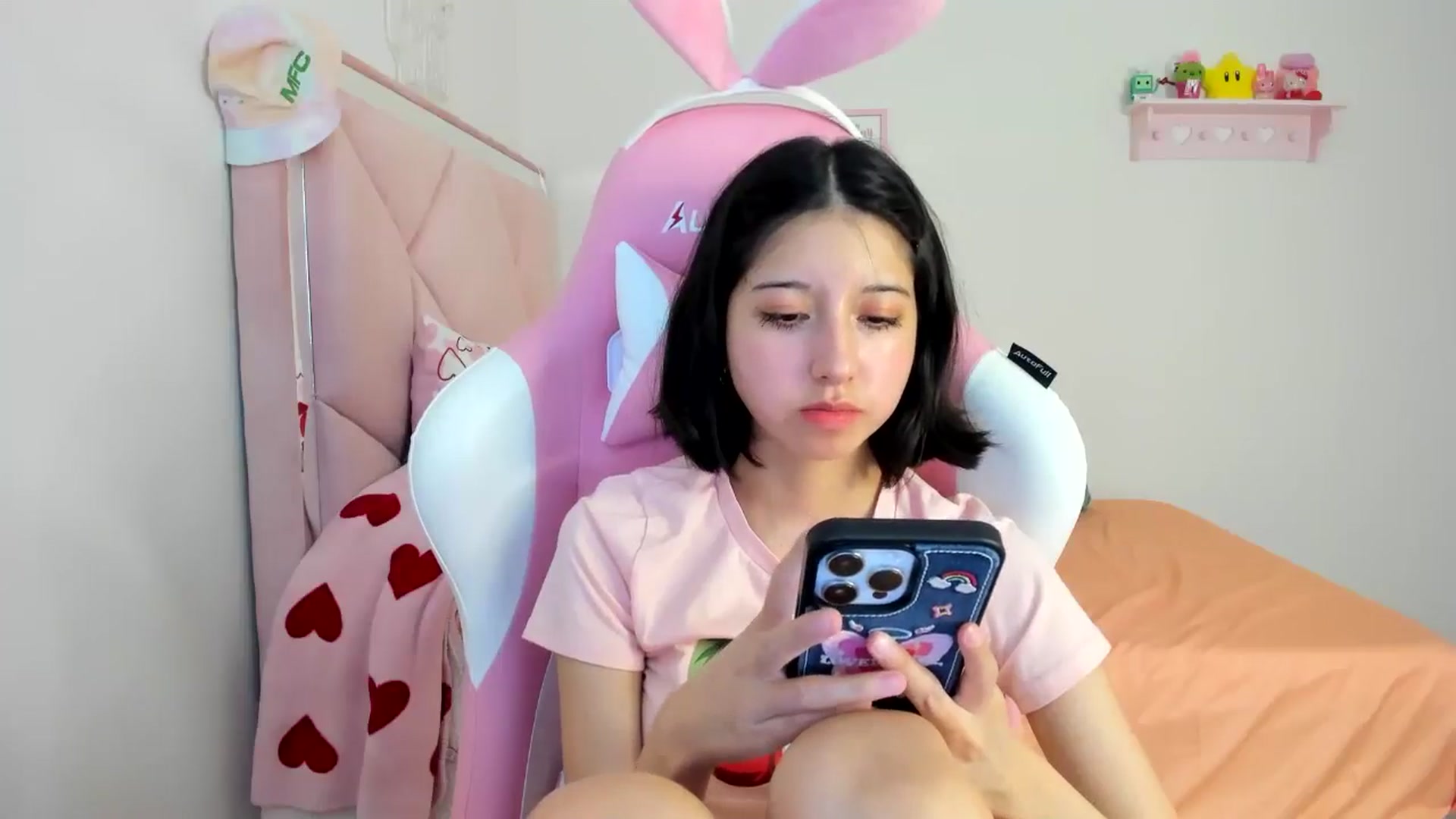 Gallery image thumbnail from Cherrycute666's myfreecams stream on, 07/17/2024, 24:32 image 17 of 20