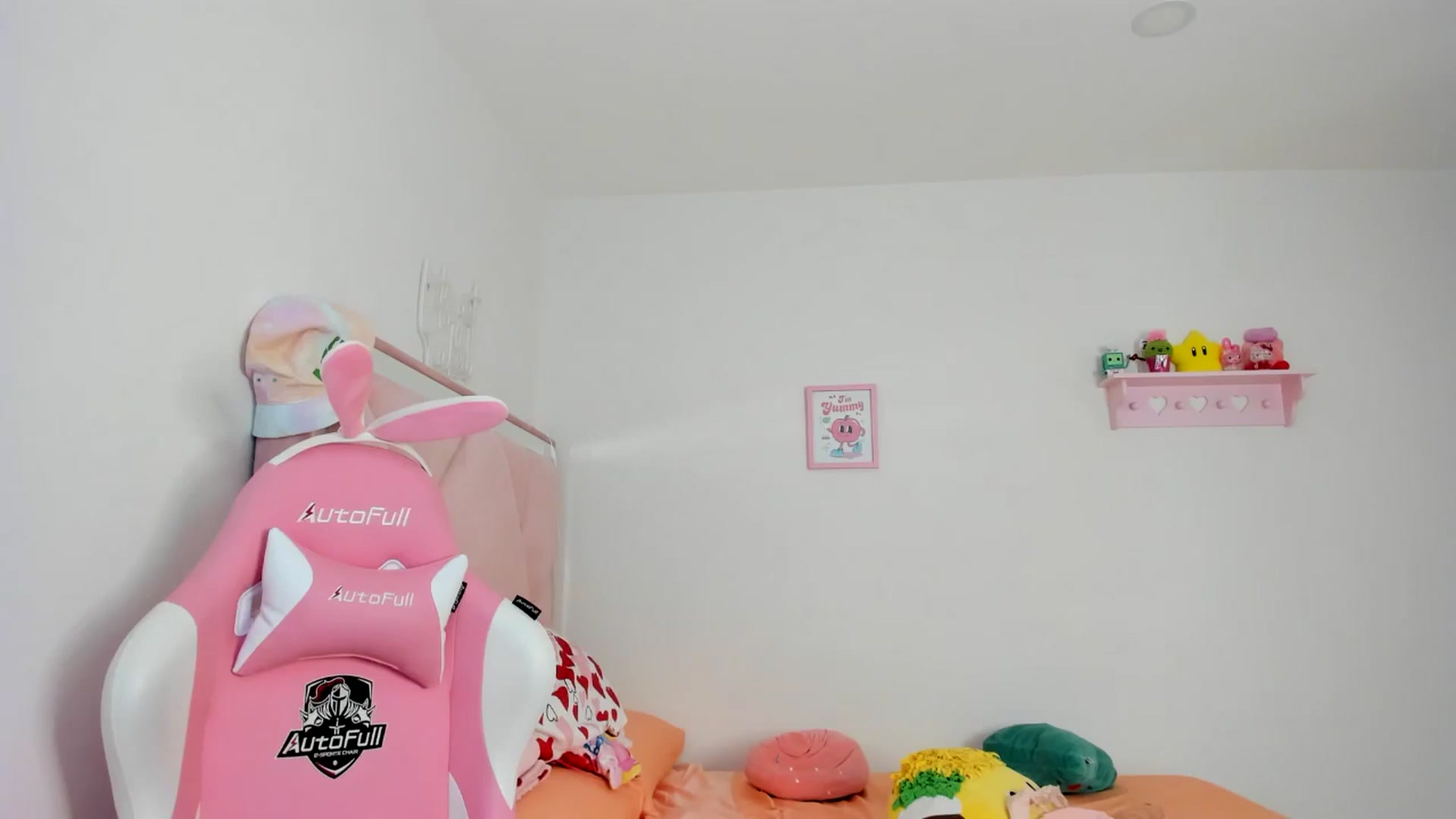 Gallery image thumbnail from Cherrycute666's myfreecams stream on, 07/17/2024, 24:32 image 6 of 20