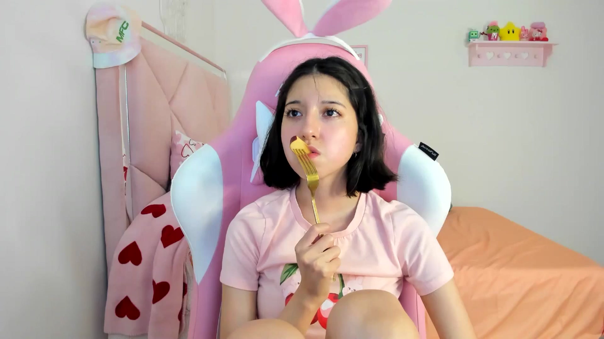 Gallery image thumbnail from Cherrycute666's myfreecams stream on, 07/17/2024, 24:32 image 16 of 20