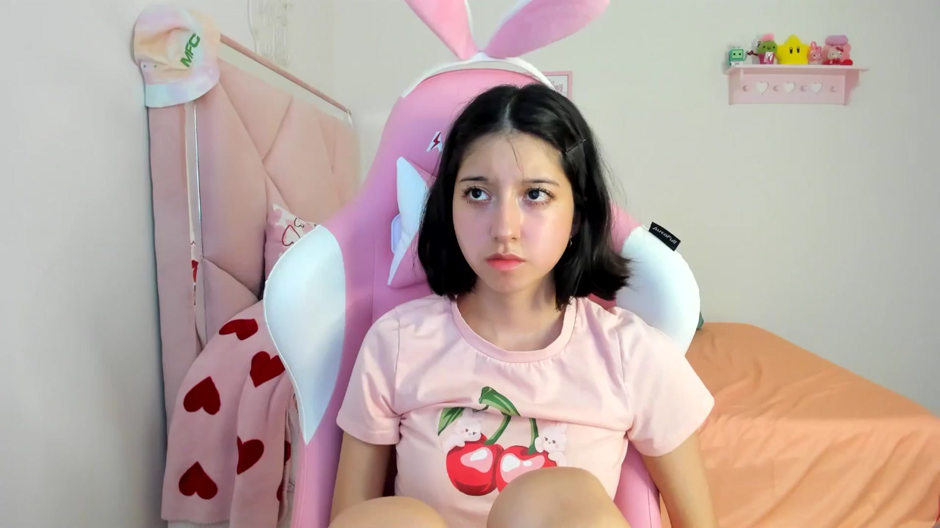 Gallery image thumbnail from Cherrycute666's myfreecams stream on, 07/17/2024, 24:32 image 15 of 20