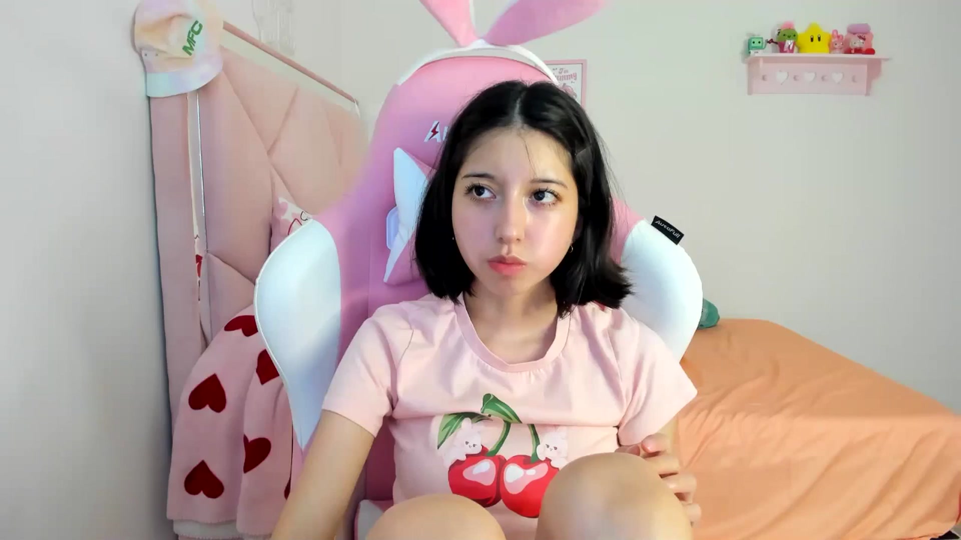 Gallery image thumbnail from Cherrycute666's myfreecams stream on, 07/17/2024, 24:32 image 18 of 20