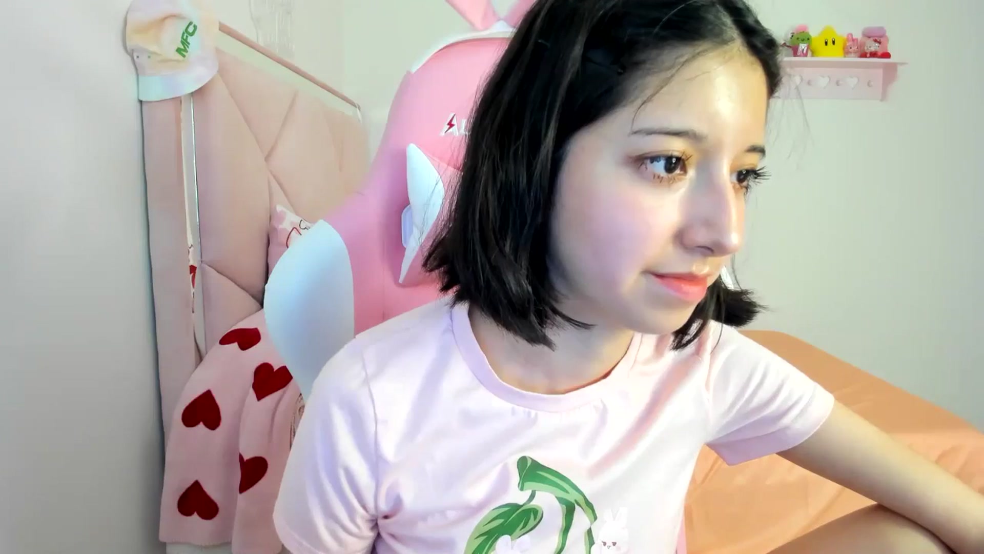 Gallery image thumbnail from Cherrycute666's myfreecams stream on, 07/17/2024, 24:32 image 12 of 20