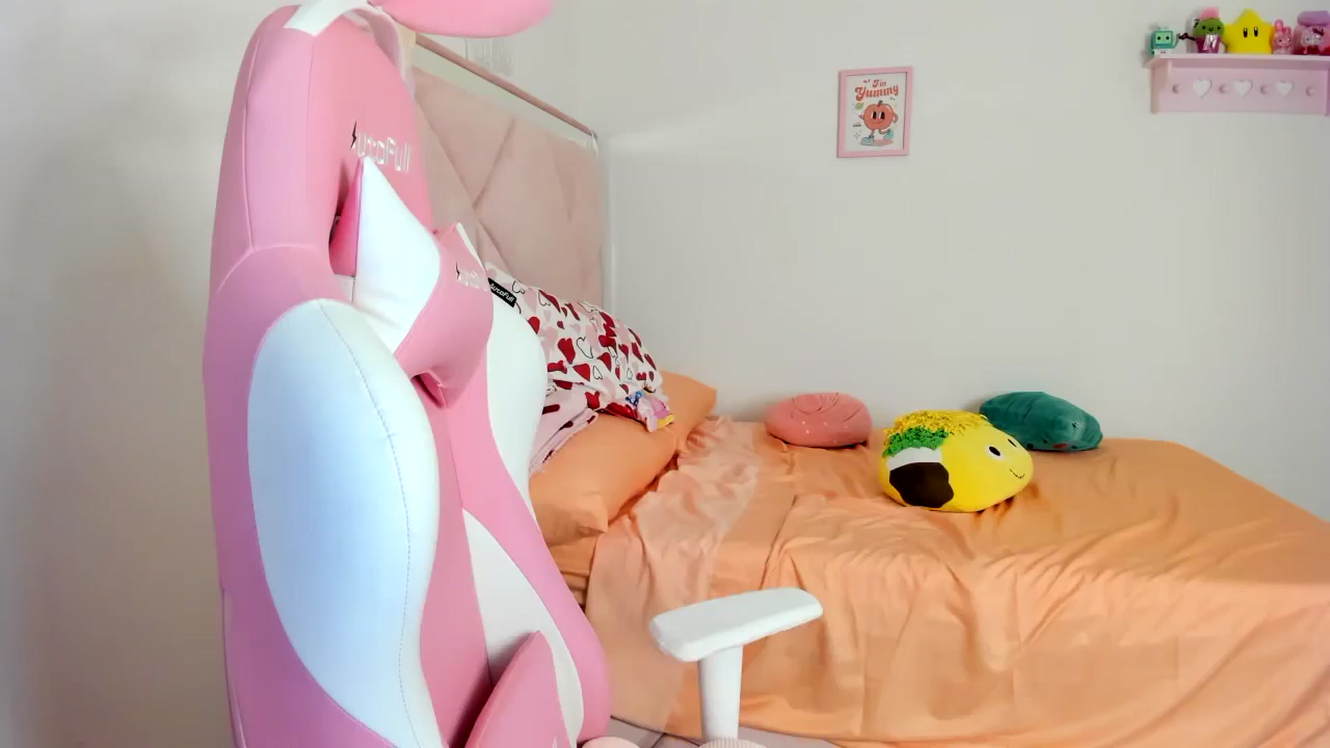 Gallery image thumbnail from Cherrycute666's myfreecams stream on, 07/17/2024, 06:32 image 10 of 20