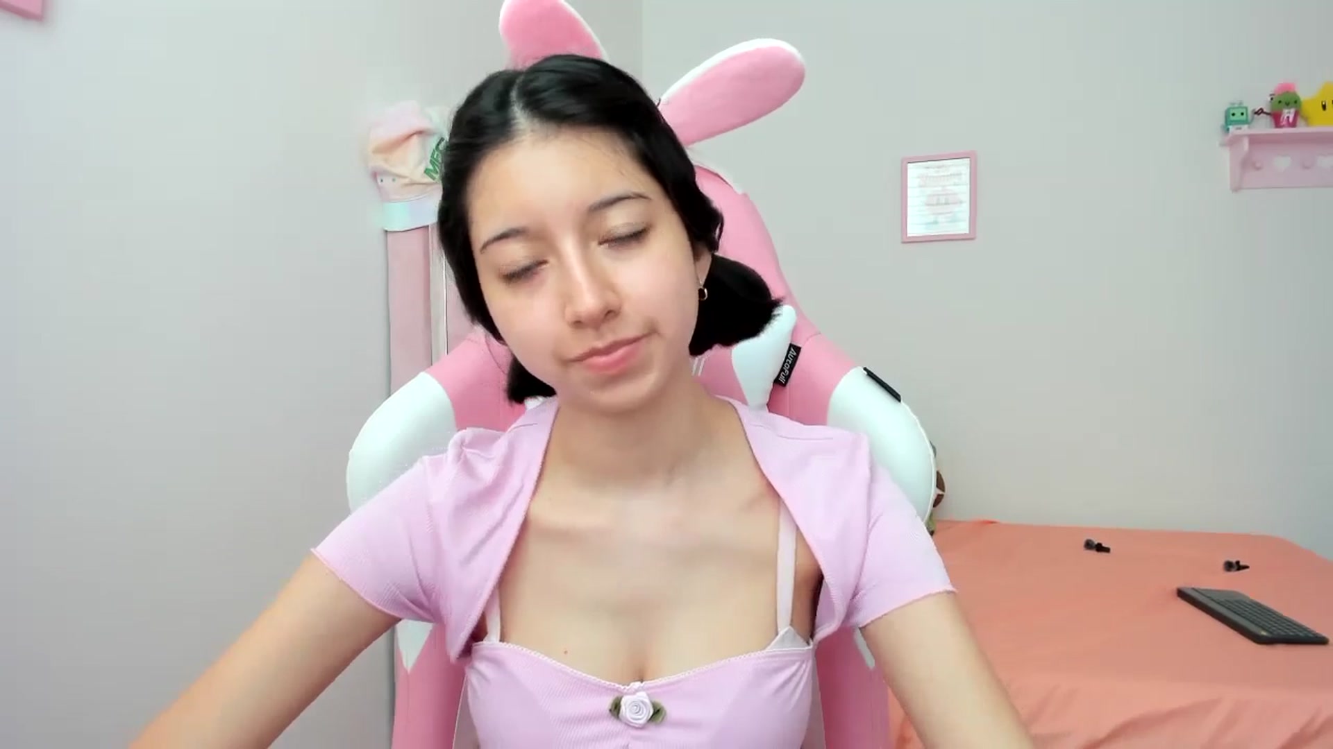 Gallery image thumbnail from Cherrycute666's myfreecams stream on, 07/18/2024, 19:47 image 6 of 20