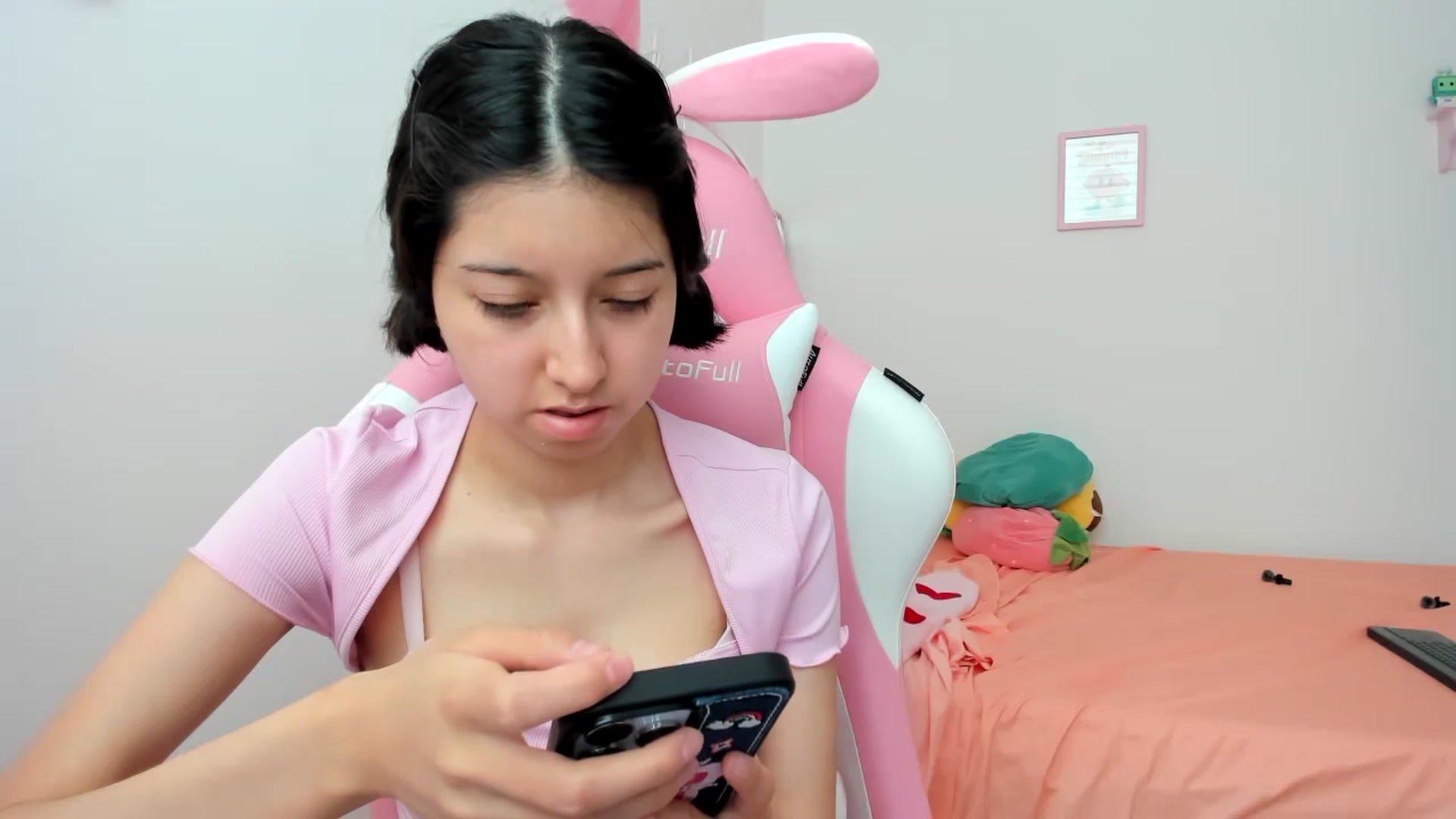 Gallery image thumbnail from Cherrycute666's myfreecams stream on, 07/18/2024, 19:47 image 17 of 20