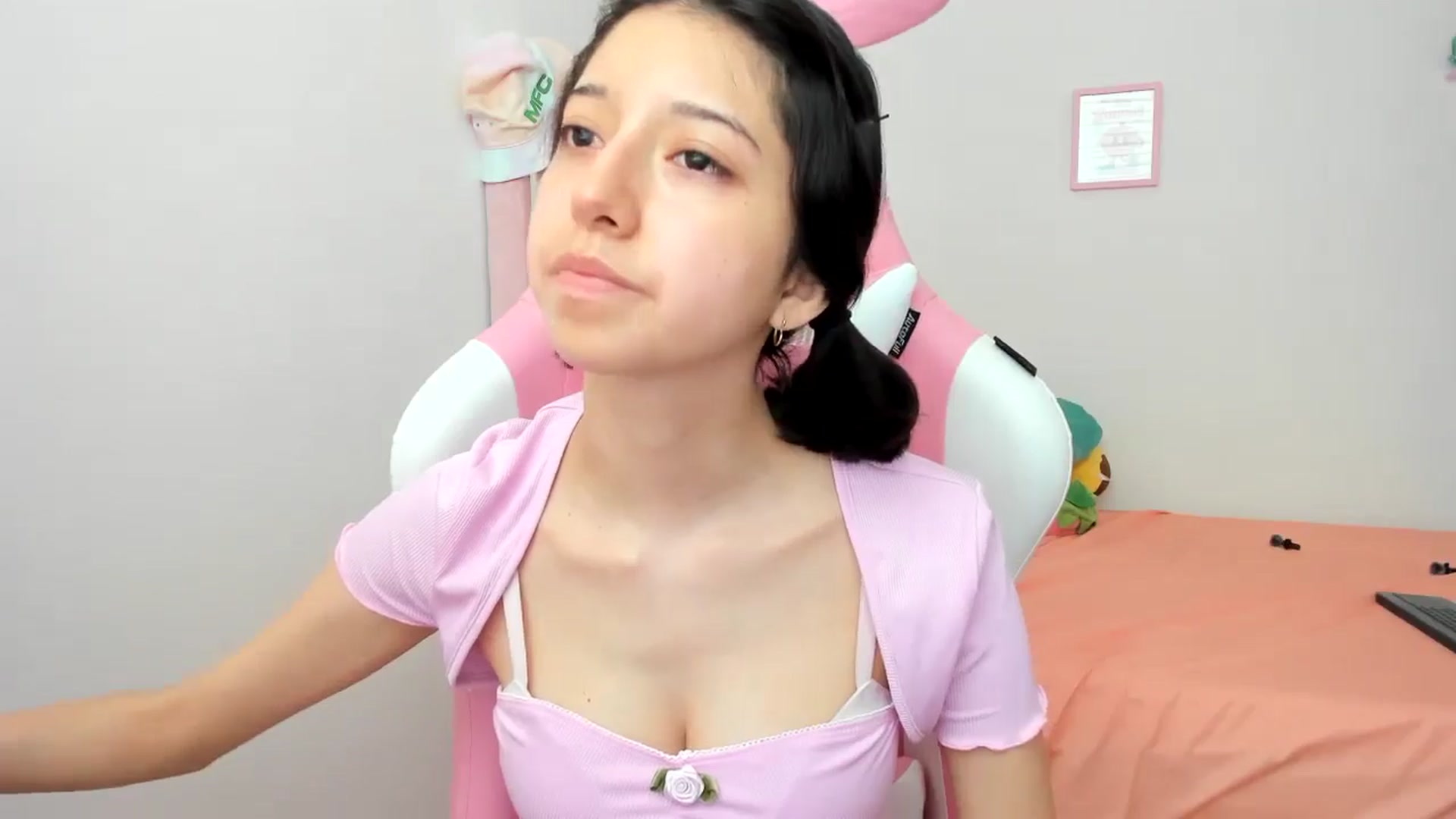 Gallery image thumbnail from Cherrycute666's myfreecams stream on, 07/18/2024, 19:47 image 13 of 20