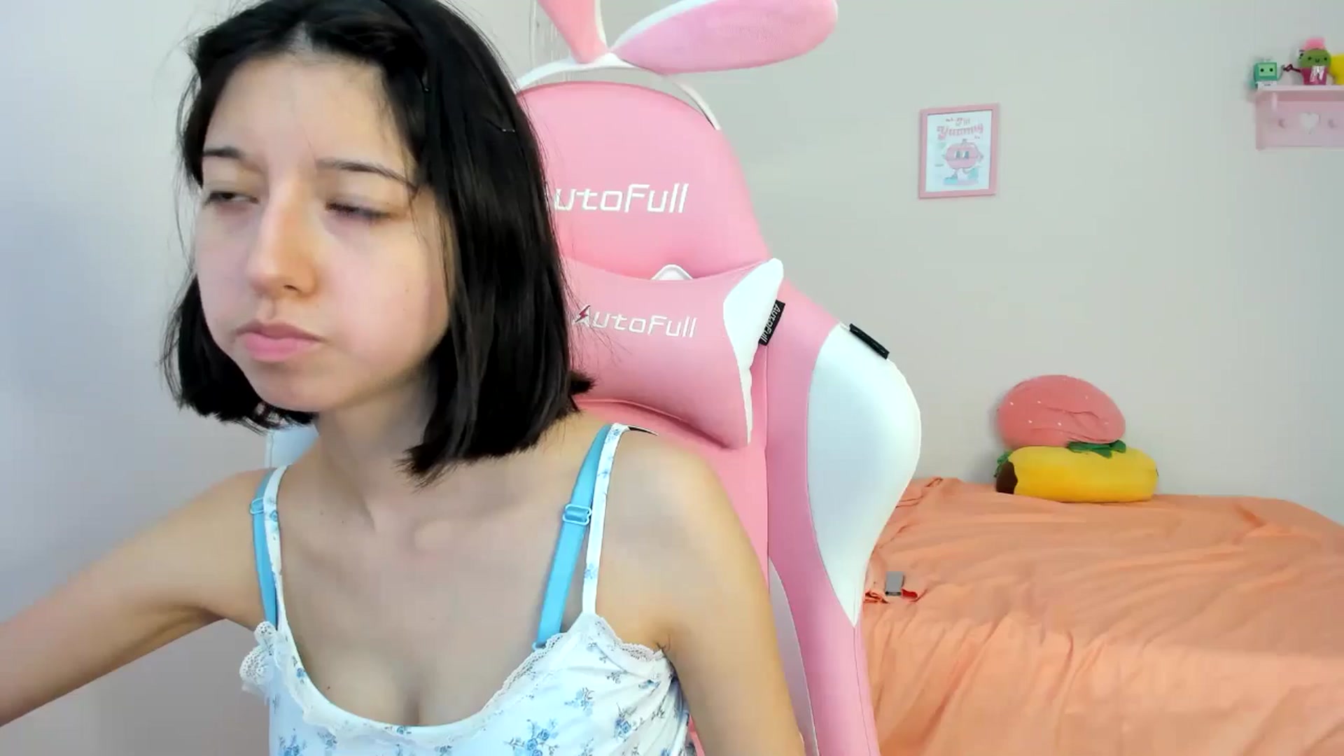 Gallery image thumbnail from Cherrycute666's myfreecams stream on, 07/20/2024, 24:13 image 18 of 20