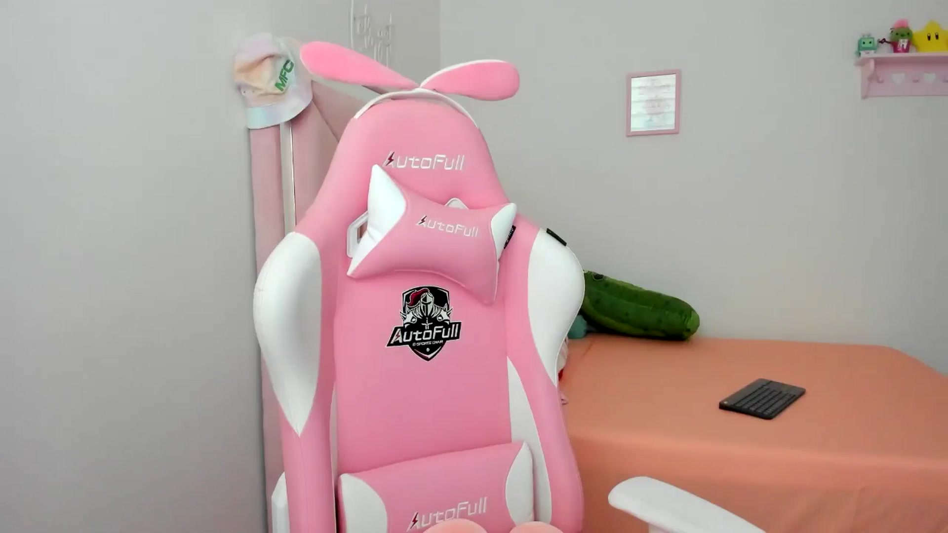 Gallery image thumbnail from Cherrycute666's myfreecams stream on, 07/21/2024, 24:00 image 2 of 20