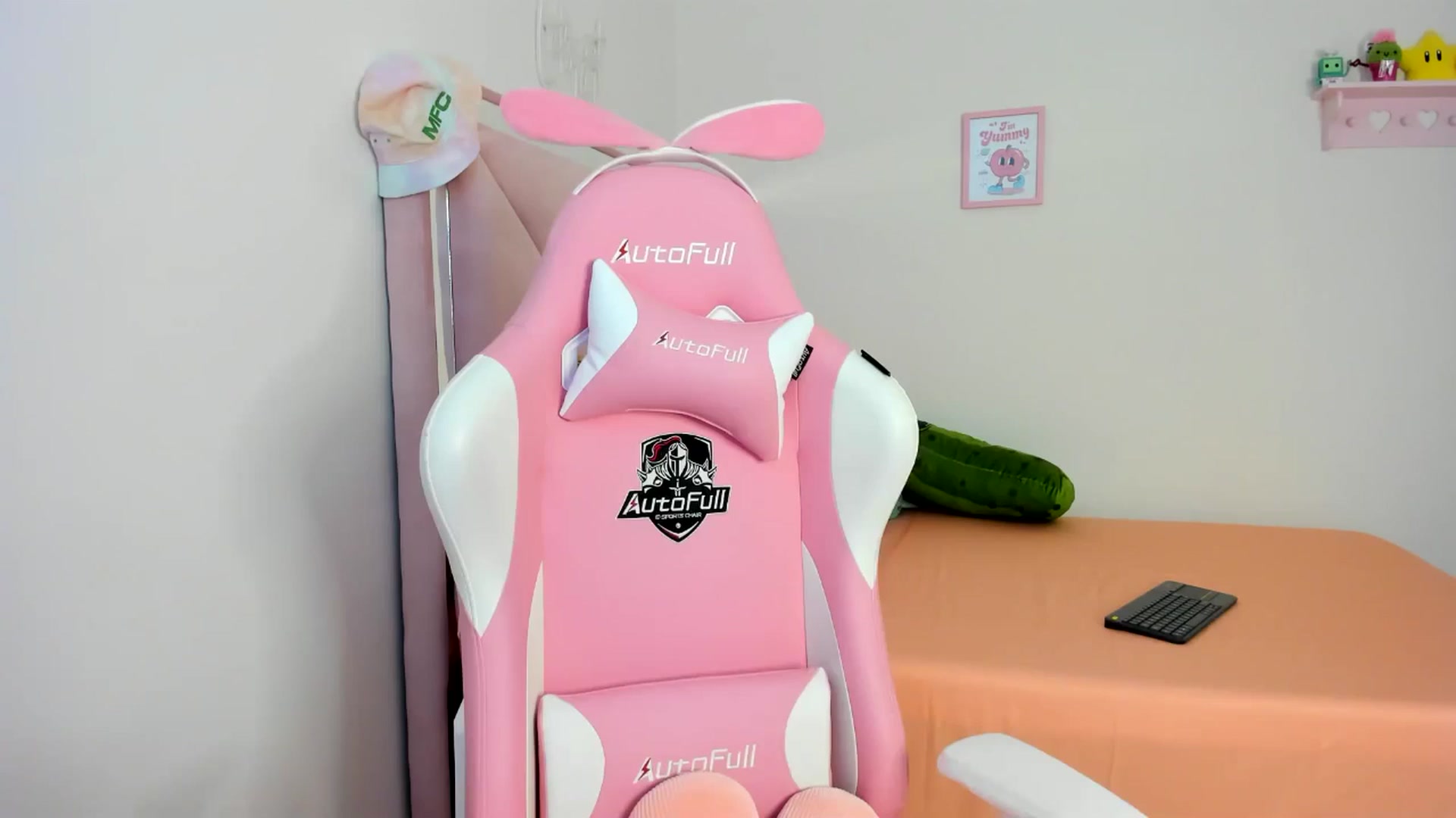 Gallery image thumbnail from Cherrycute666's myfreecams stream on, 07/21/2024, 24:00 image 7 of 20