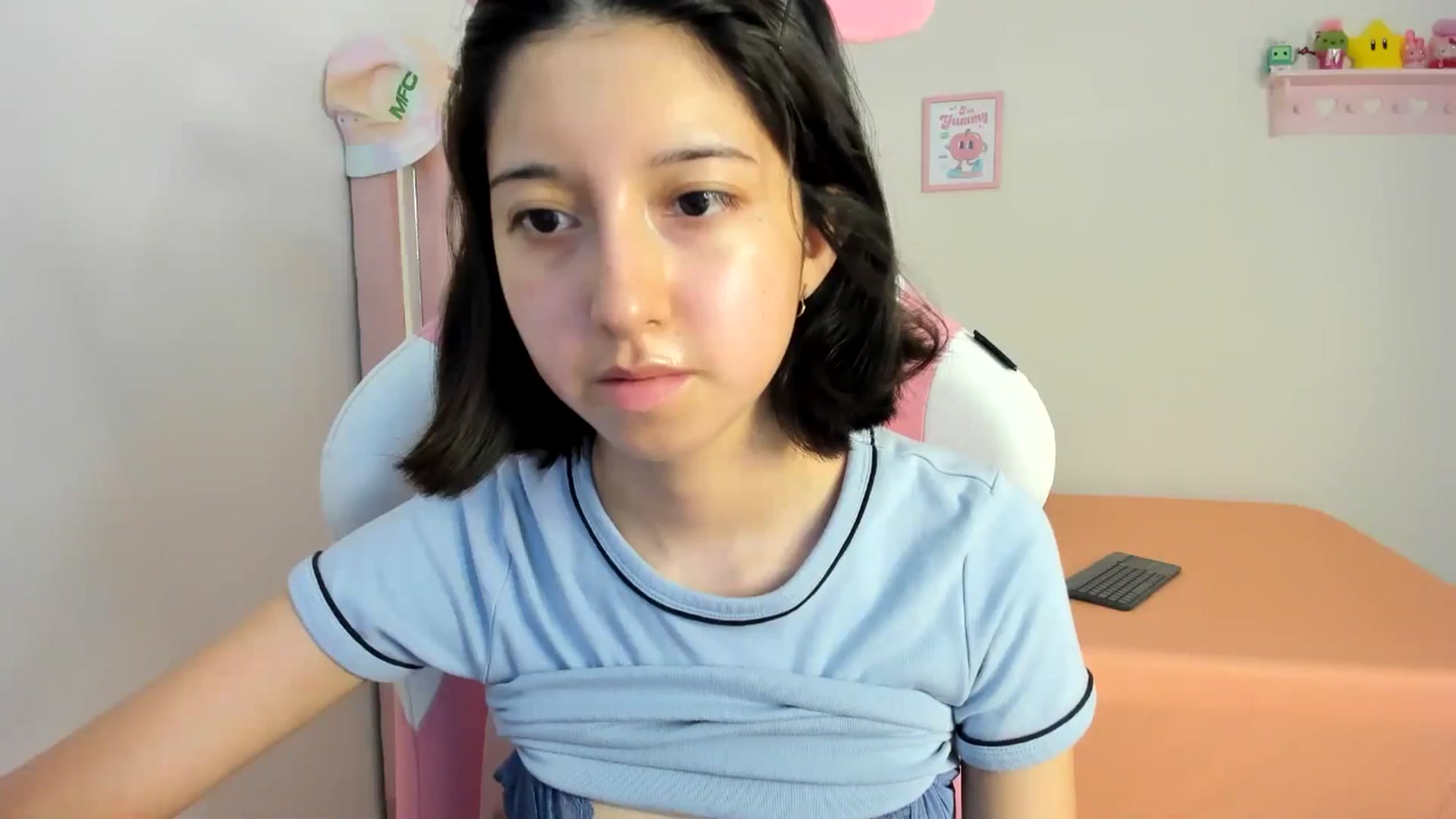 Gallery image thumbnail from Cherrycute666's myfreecams stream on, 07/21/2024, 24:34 image 17 of 20