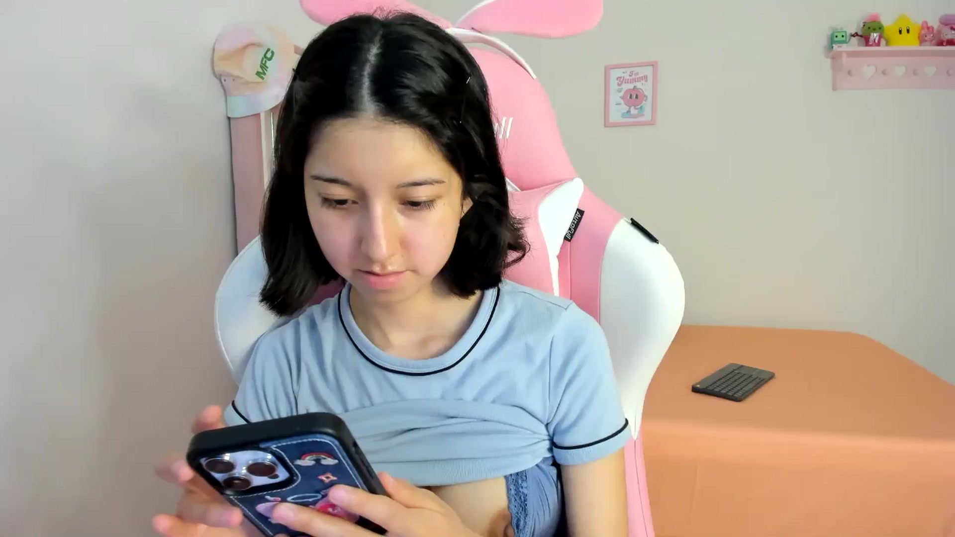 Gallery image thumbnail from Cherrycute666's myfreecams stream on, 07/21/2024, 24:34 image 18 of 20