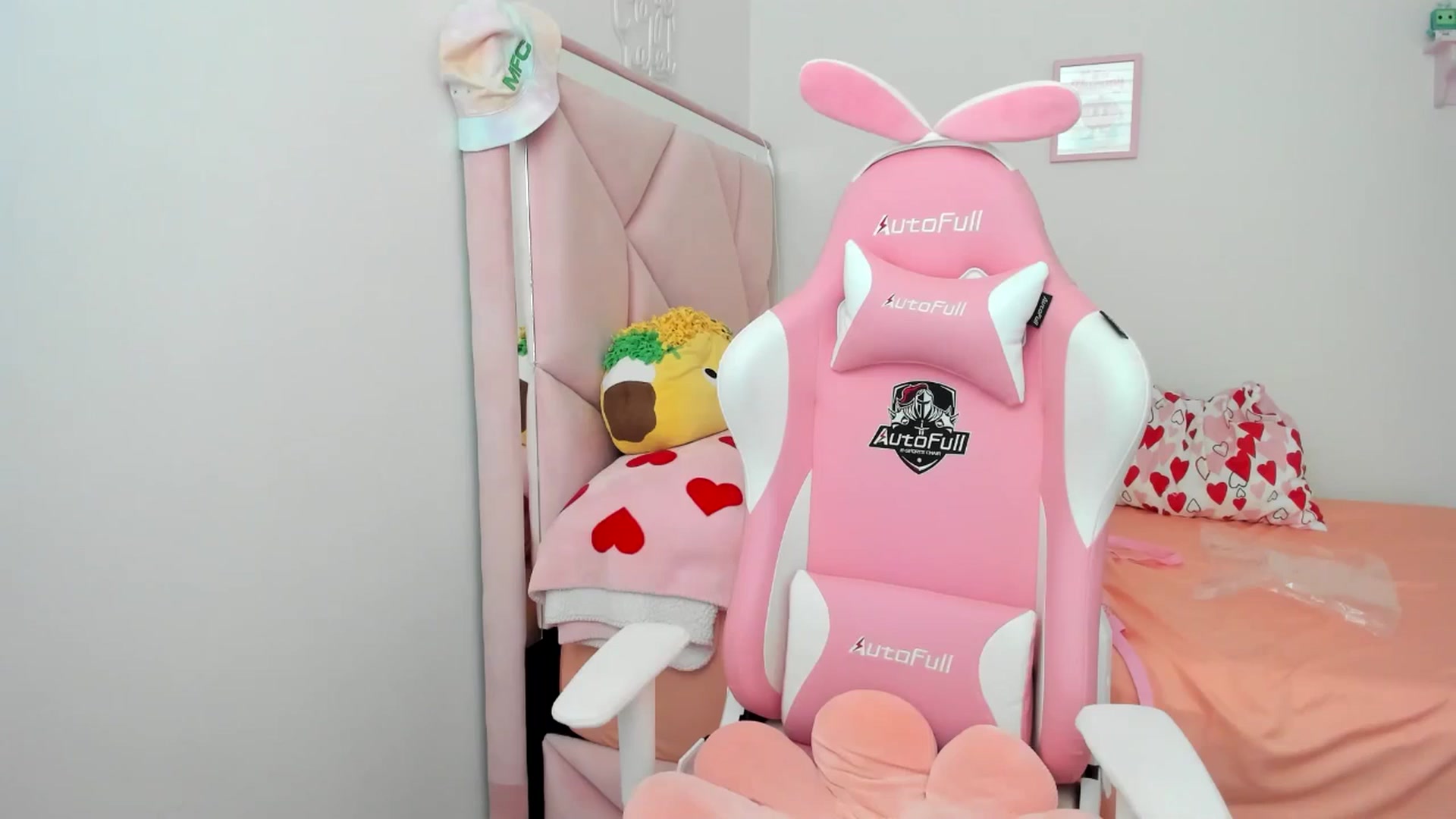 Gallery image thumbnail from Cherrycute666's myfreecams stream on, 07/27/2024, 24:01 image 19 of 20